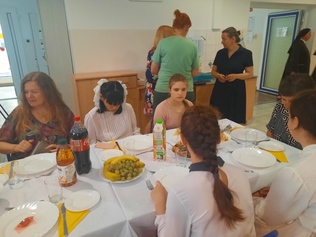 Przy stole pani Małgosia z dziewczętami z grupy V