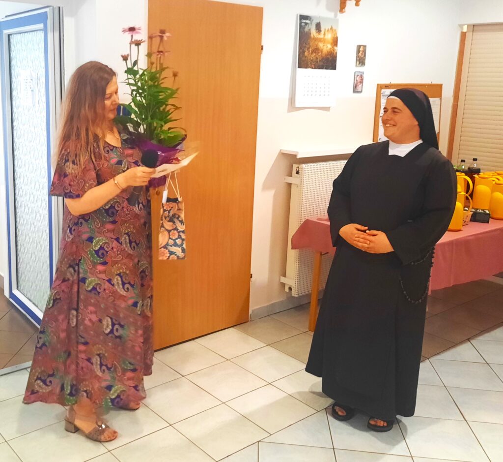 Pani Małgosia składa życzenia Siostrze Marcie