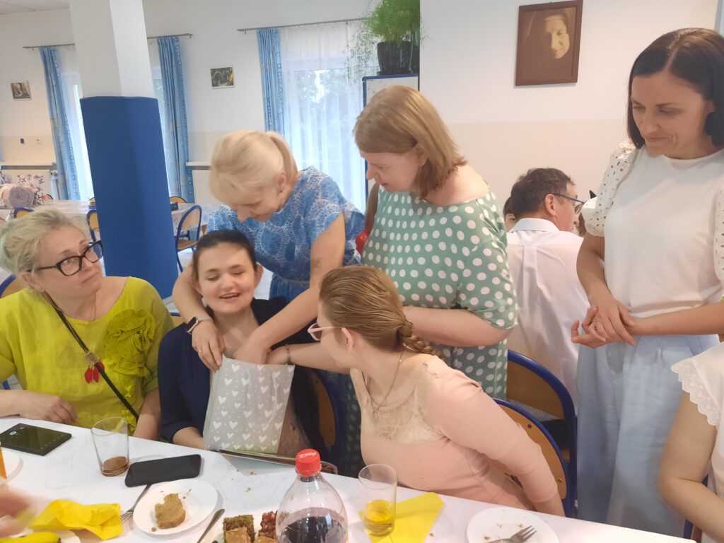 Wychowawczynie grupy VII żegnają Zuzię
