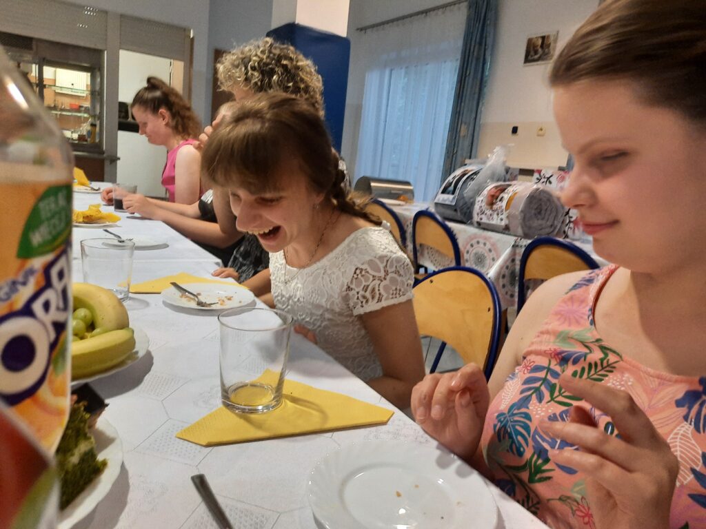 Radosna Alana w towarzystwie dziewcząt z grupy VIII