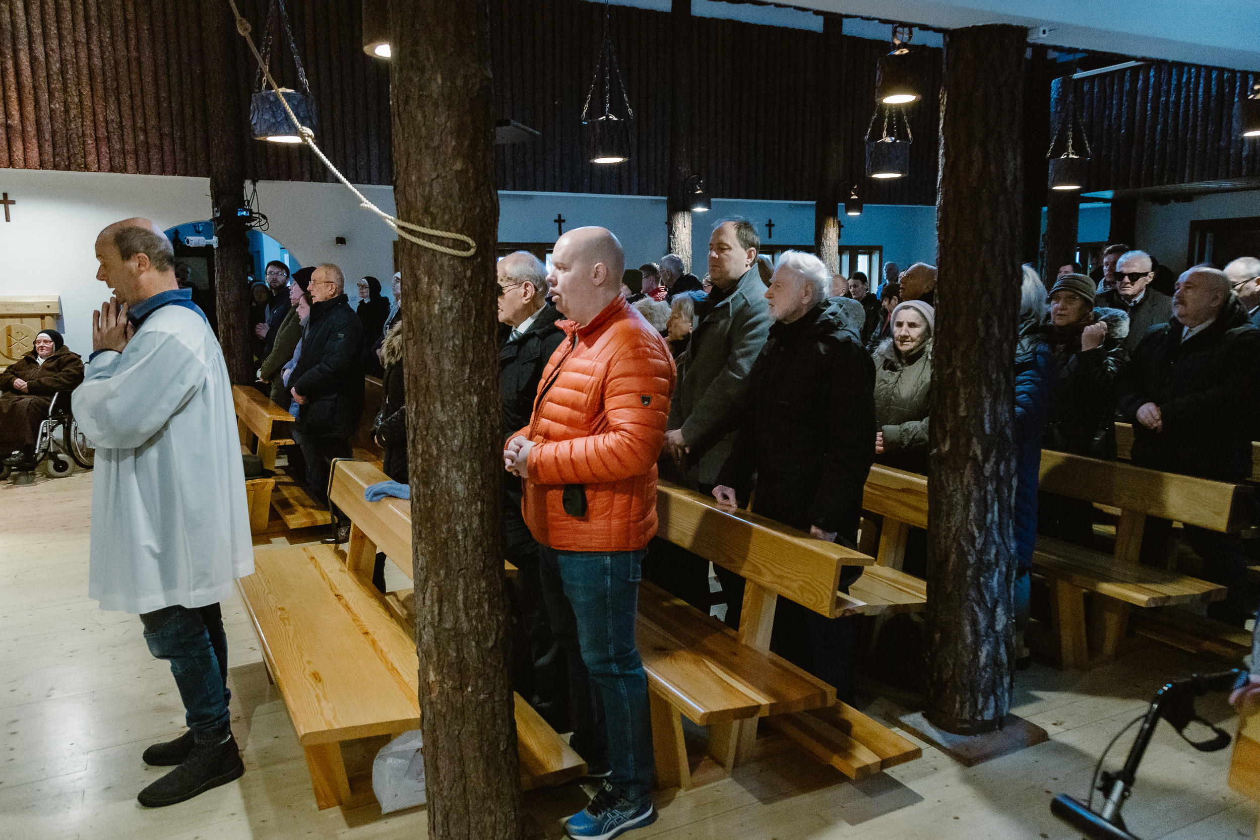 Zebrani na Mszy Świętej.