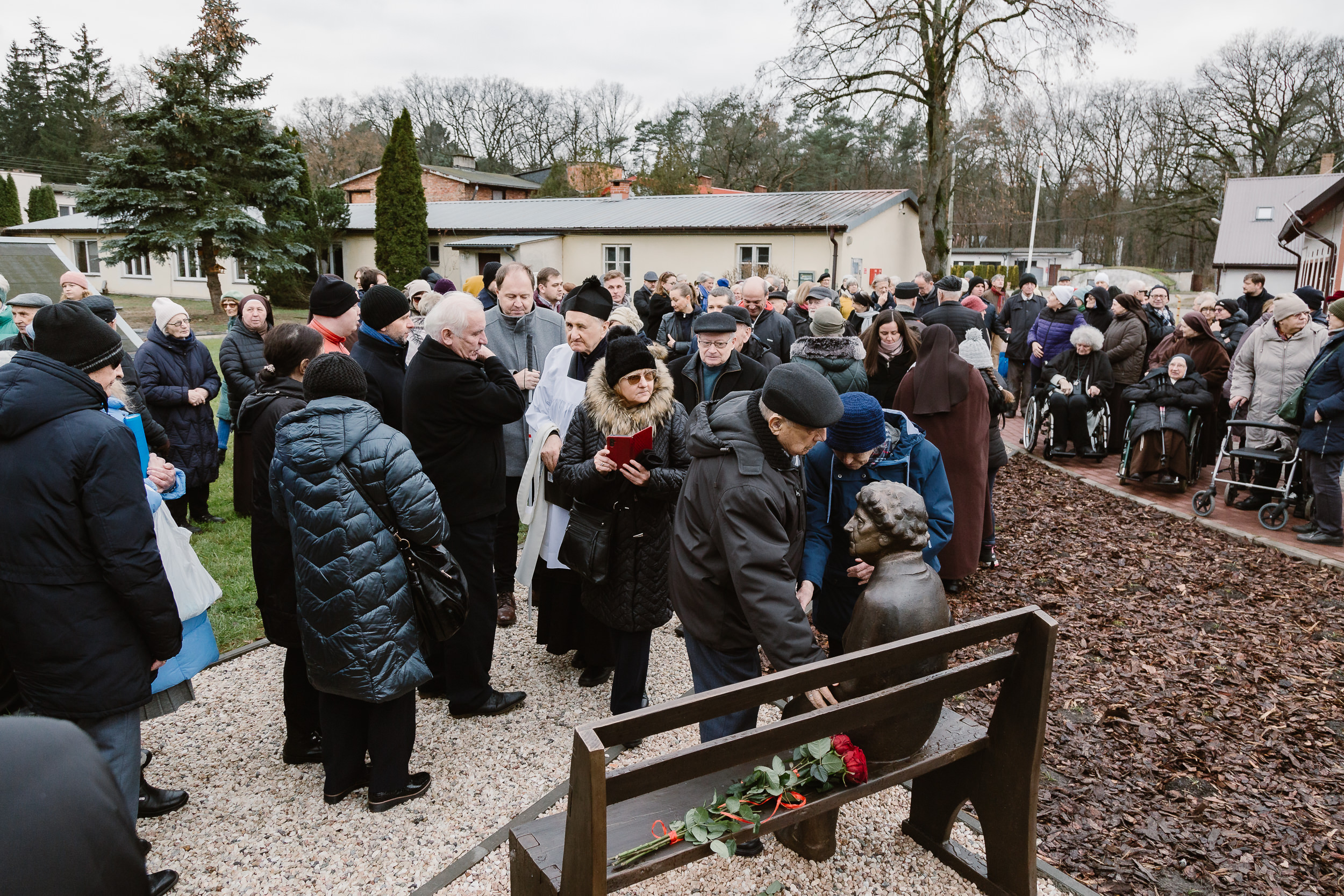 Widok na wszystkich zebranych wokół pomnika.