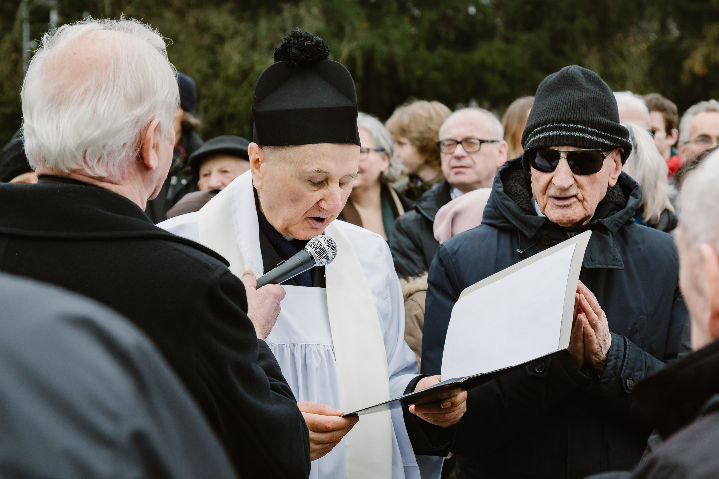 Ksiądz Kazimierz modli się przy pomniku.