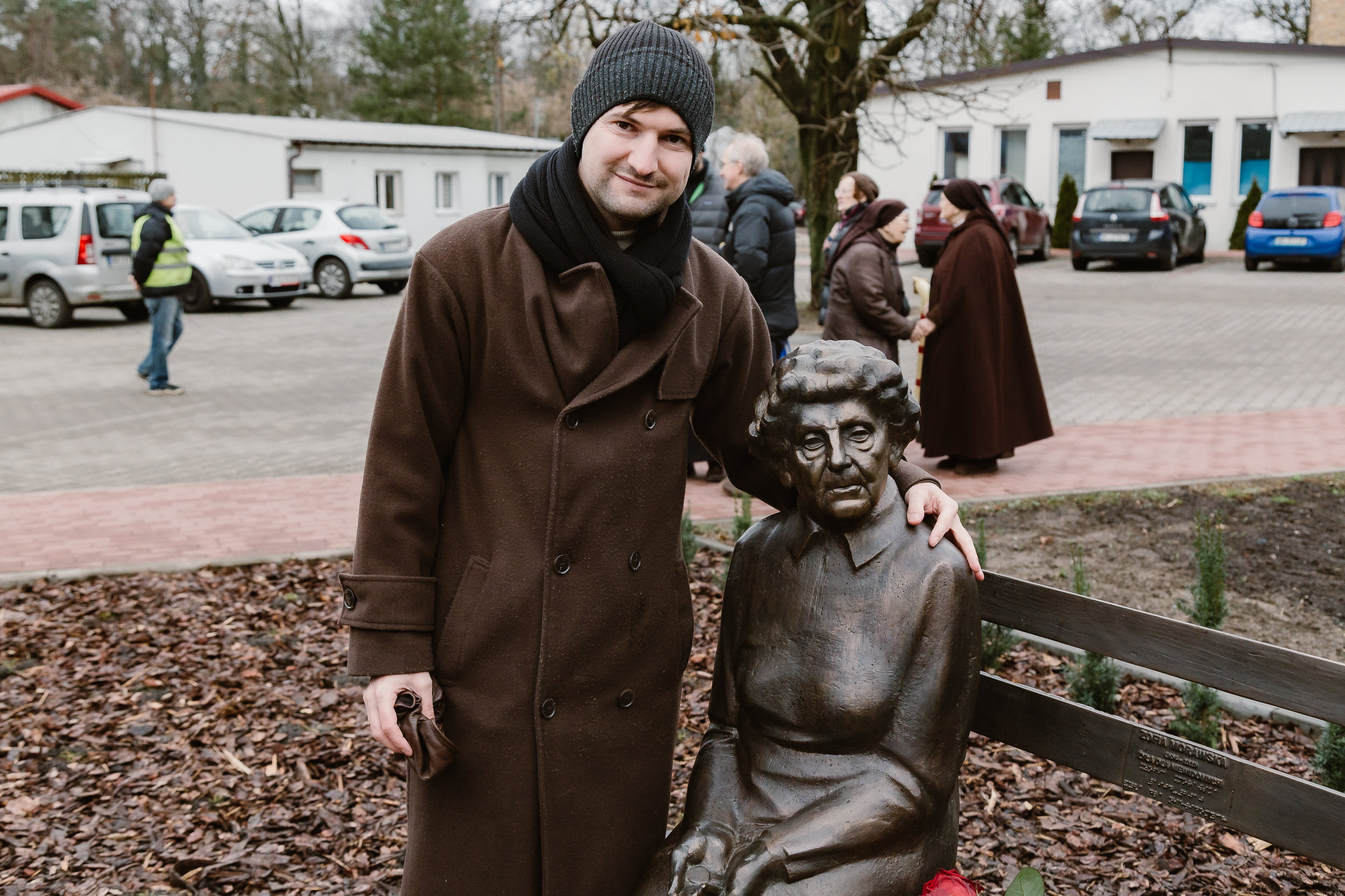 Łukasz Krupski, autor rzeźby, obejmuje pomnik pani Zofii.