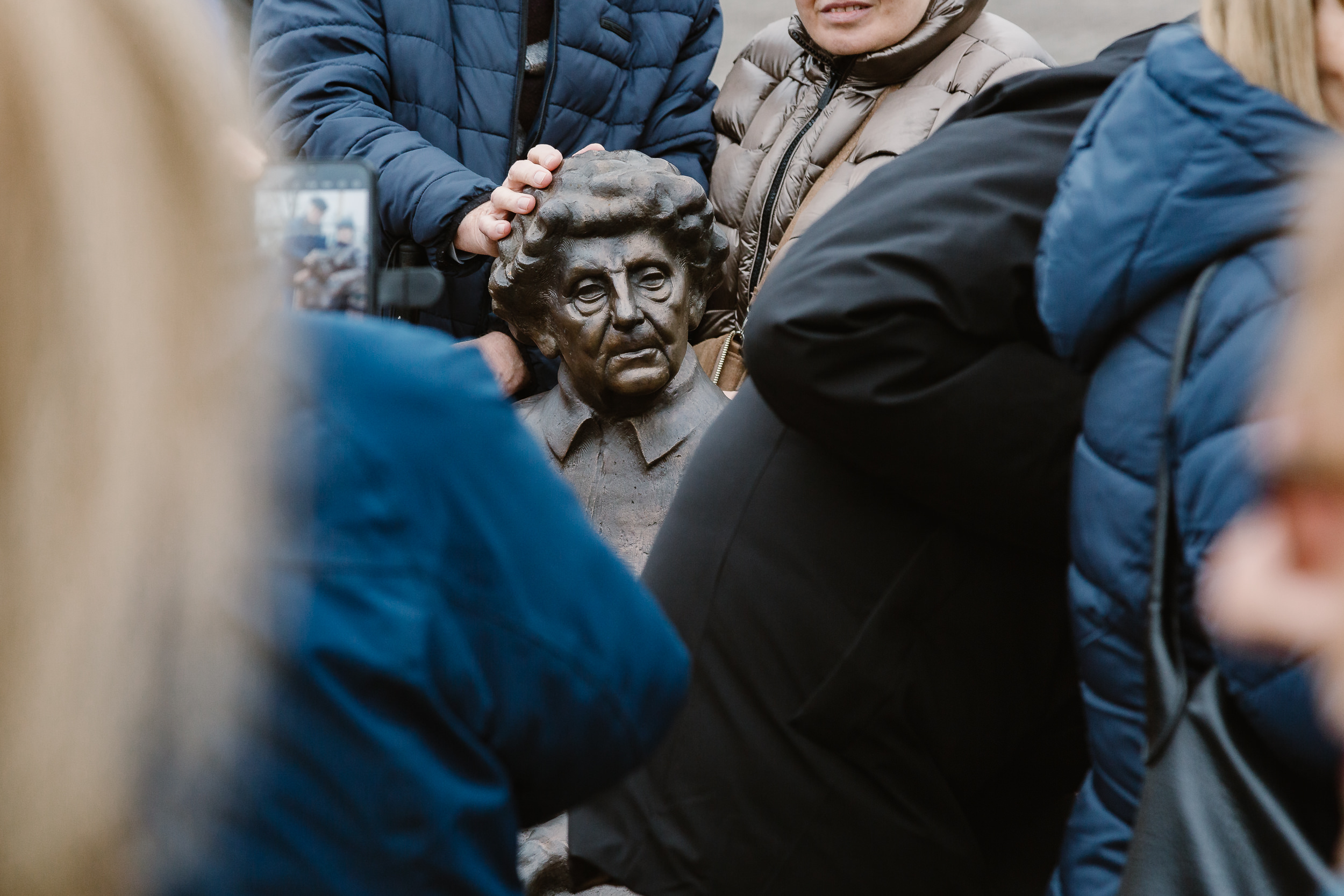 Widok na twarz pomnika pani Zofii w otoczeniu osób oglądających pomnik.
