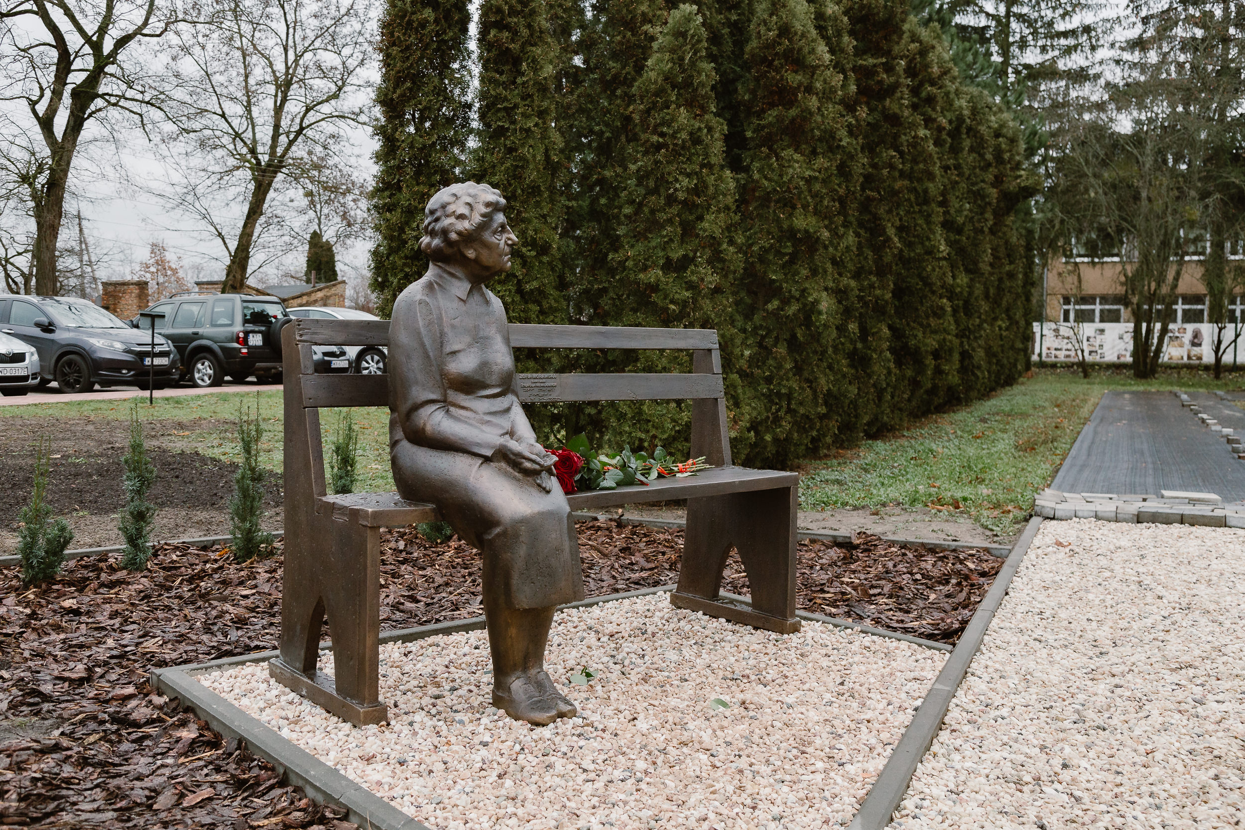 Widok na całą ławeczkę pani Zofii Morawskiej.