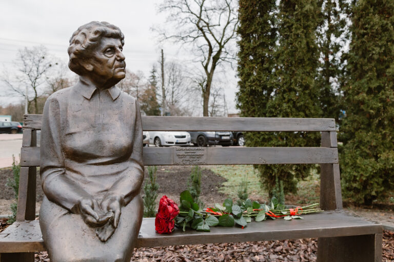 Pani Zofia siedzi na ławeczce, obok jest wolne miejsce.