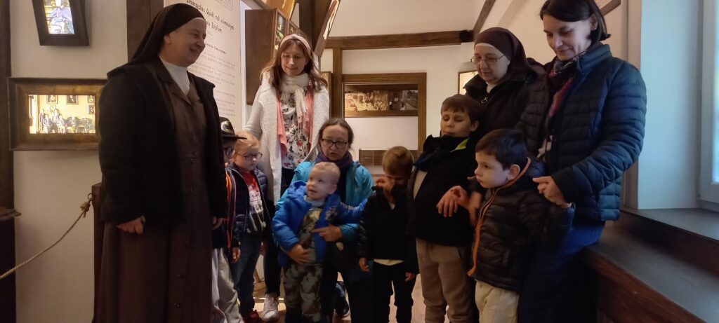 Przedszkolaki i nauczyciele z Siostrą Angelicą w Muzeum.