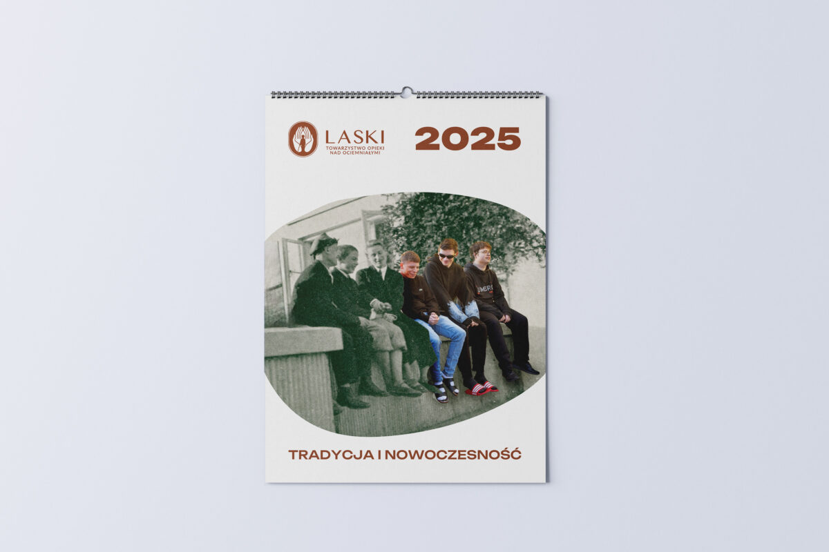 Wizualizacja kalendarza na 2025 rok. Okładka z połączonymi zdjęciami chłopców z internatu przed wojną i współcześnie.