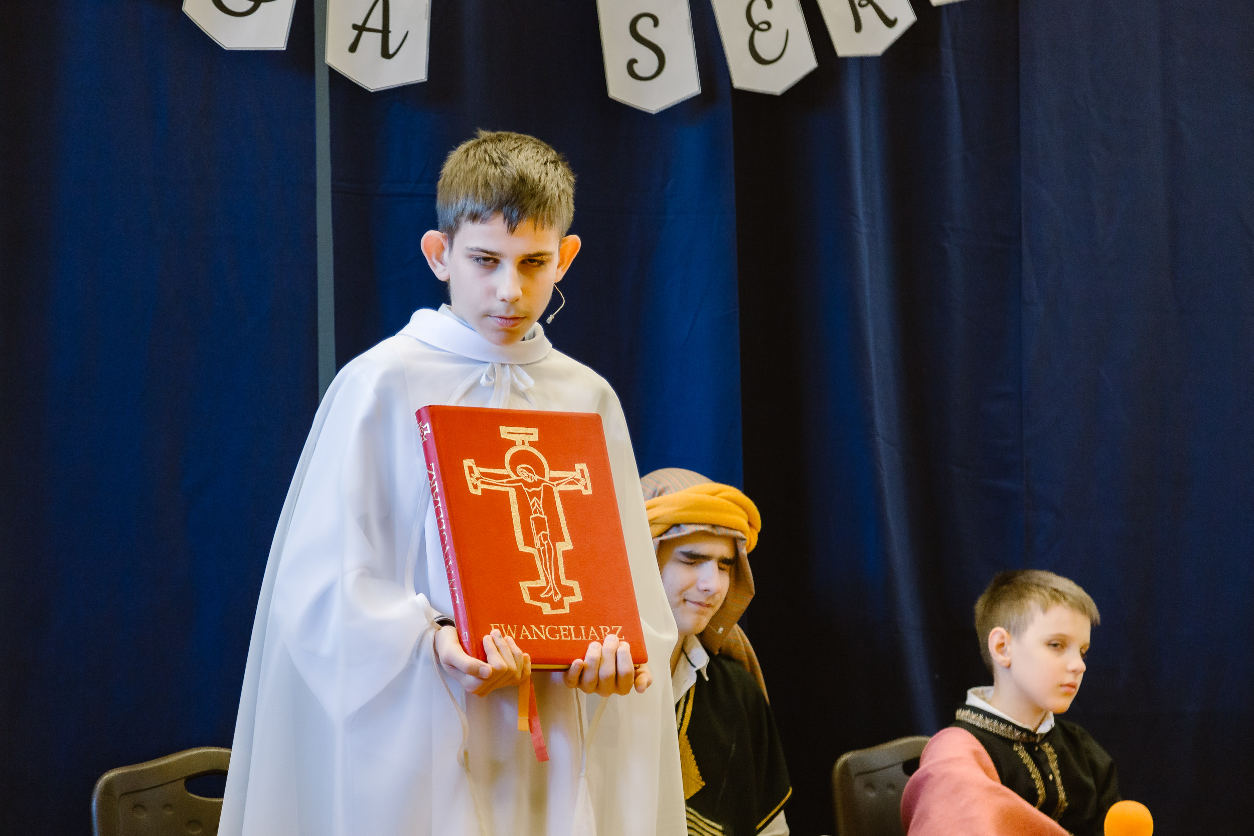 Archanioł Gabriel zwiastuje dobrą nowinę Maryi.
