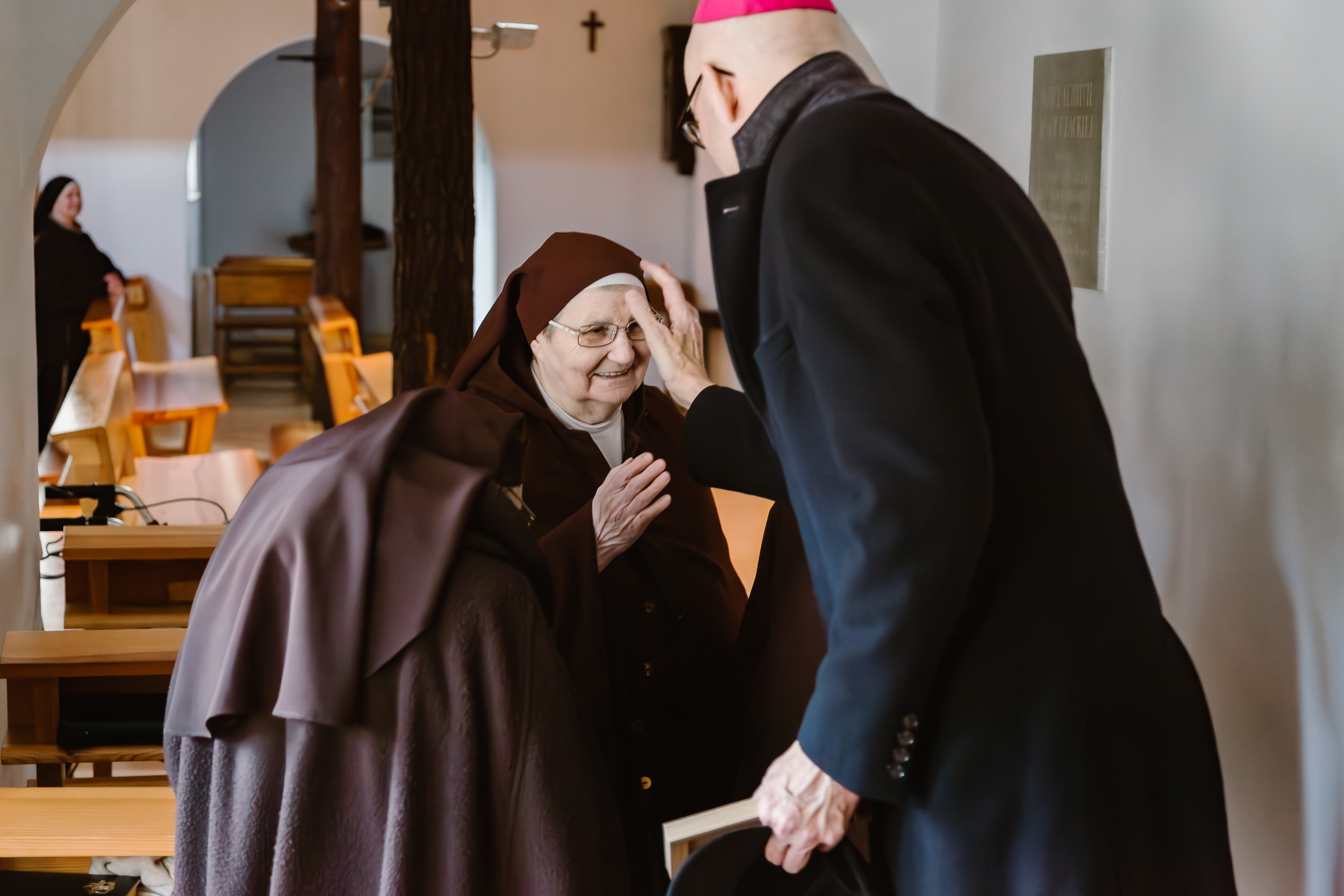 Arcybiskup błogosławi franciszkanki.