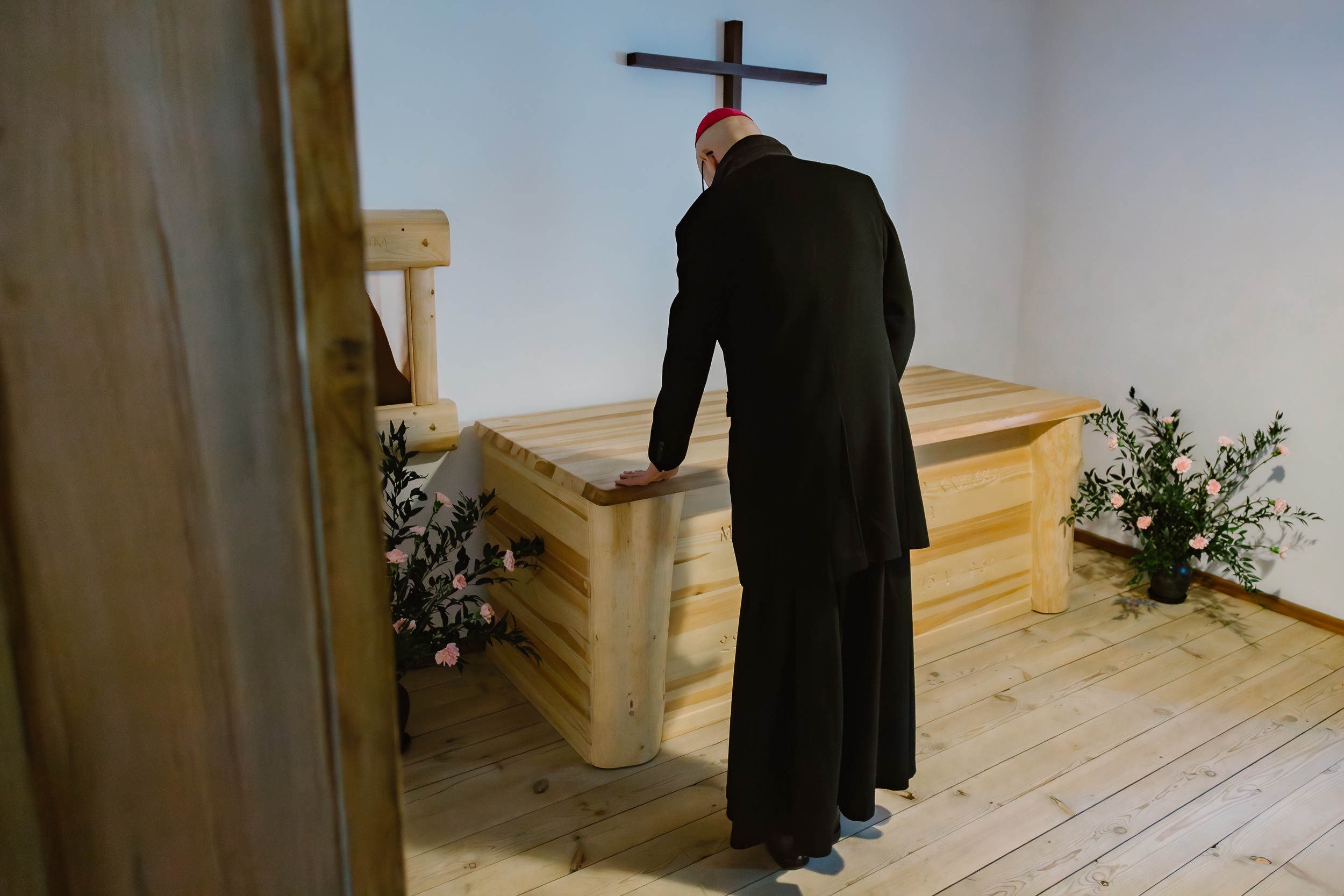Ksiądz Arcybiskup dotyka sarkofagu Matki Czackiej.