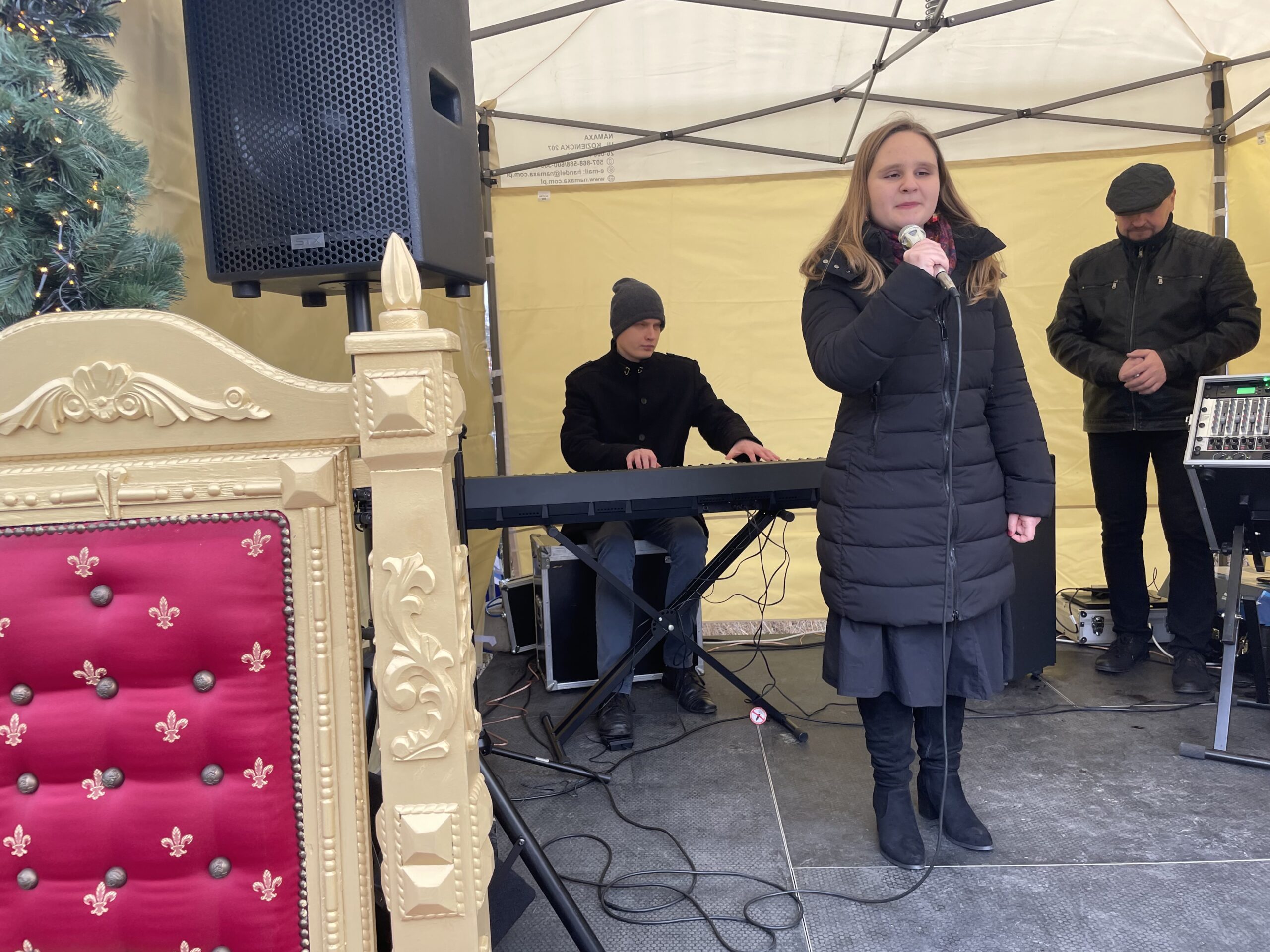 Julia na scenie śpiewa kolejne piosenki.