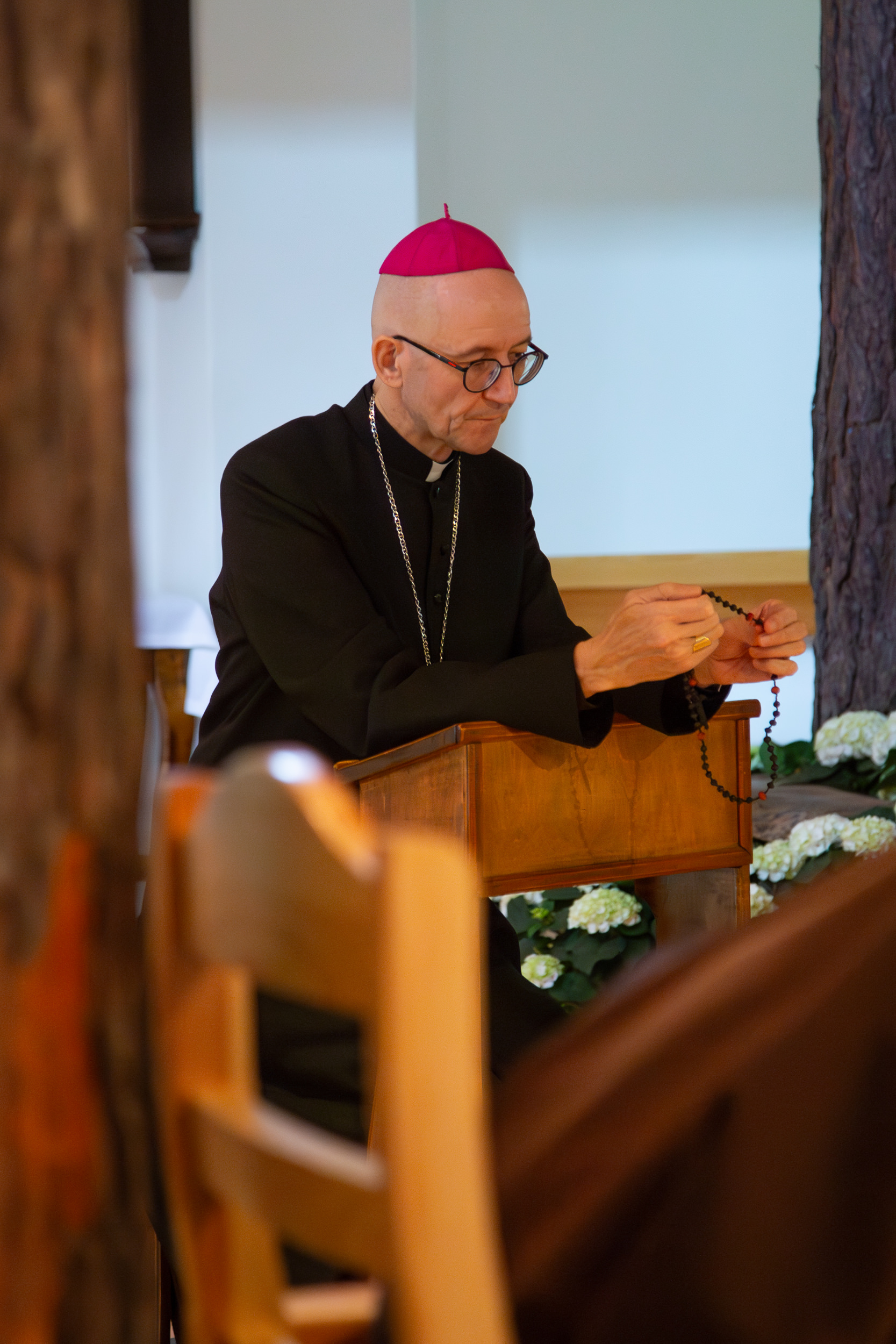 Ks. arcybiskup modli się w kaplicy.