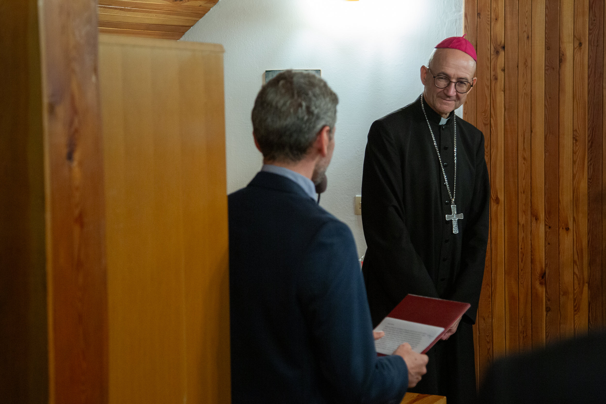 Prezes Paweł Kacprzyk wita i składa życzenia księdzu Galbasowi.