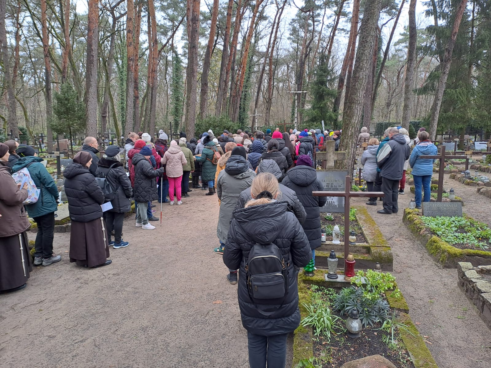 Pracownicy i przyjaciele Lasek na cmentarzu Laskowskim.