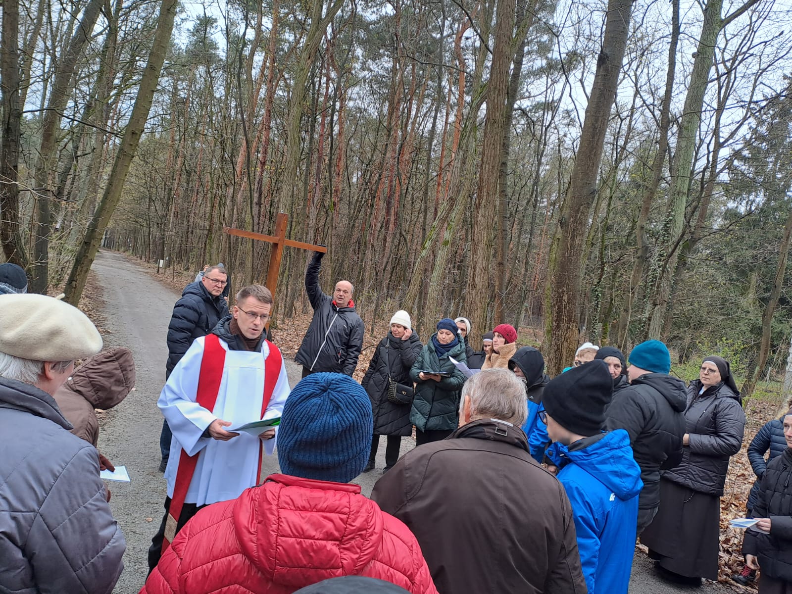 Ks. Marek Gątarz czyta rozważania.