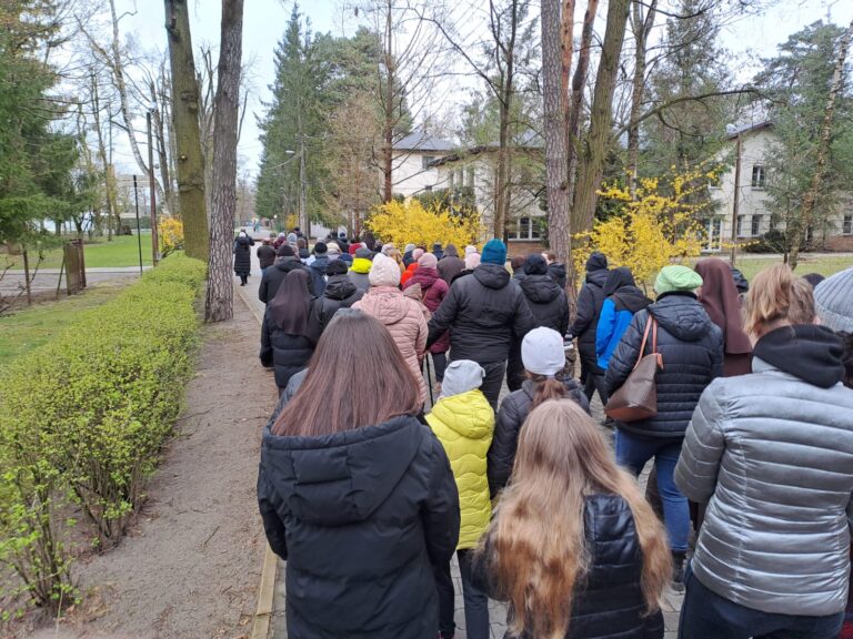Wspólnota modlących się podąża za krzyżem po ścieżkach w Ośrodku.