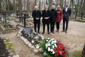 Przy grobie prezesa Gołąba stoją przedstawiciele Okręgowej Rady Adwokackiej i pracownicy Towarzystwa.
