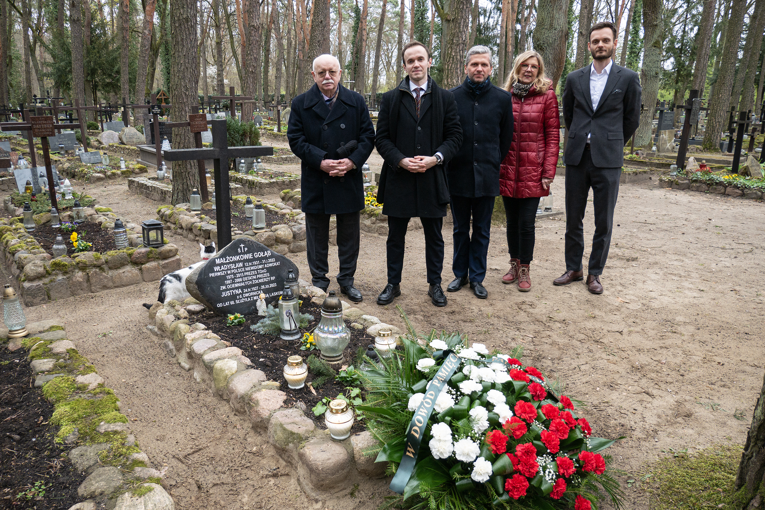 Przy grobie prezesa Gołąba stoją przedstawiciele Okręgowej Rady Adwokackiej i pracownicy Towarzystwa.