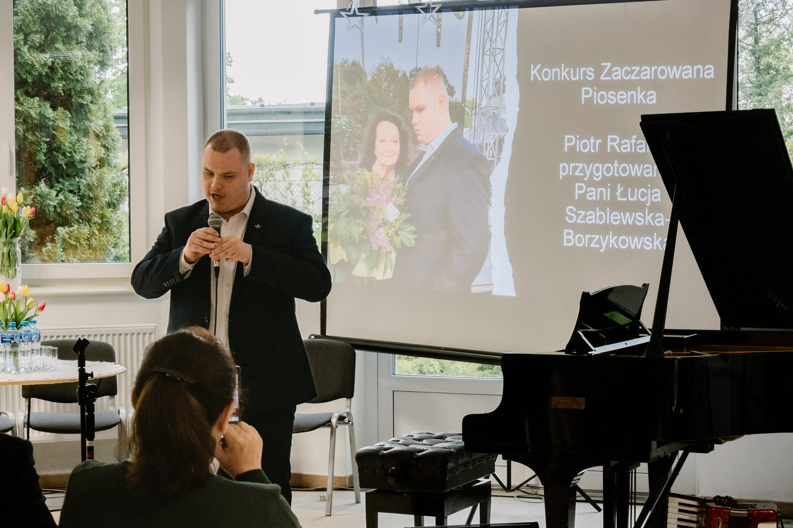 Piotr śpiewa piosenkę.