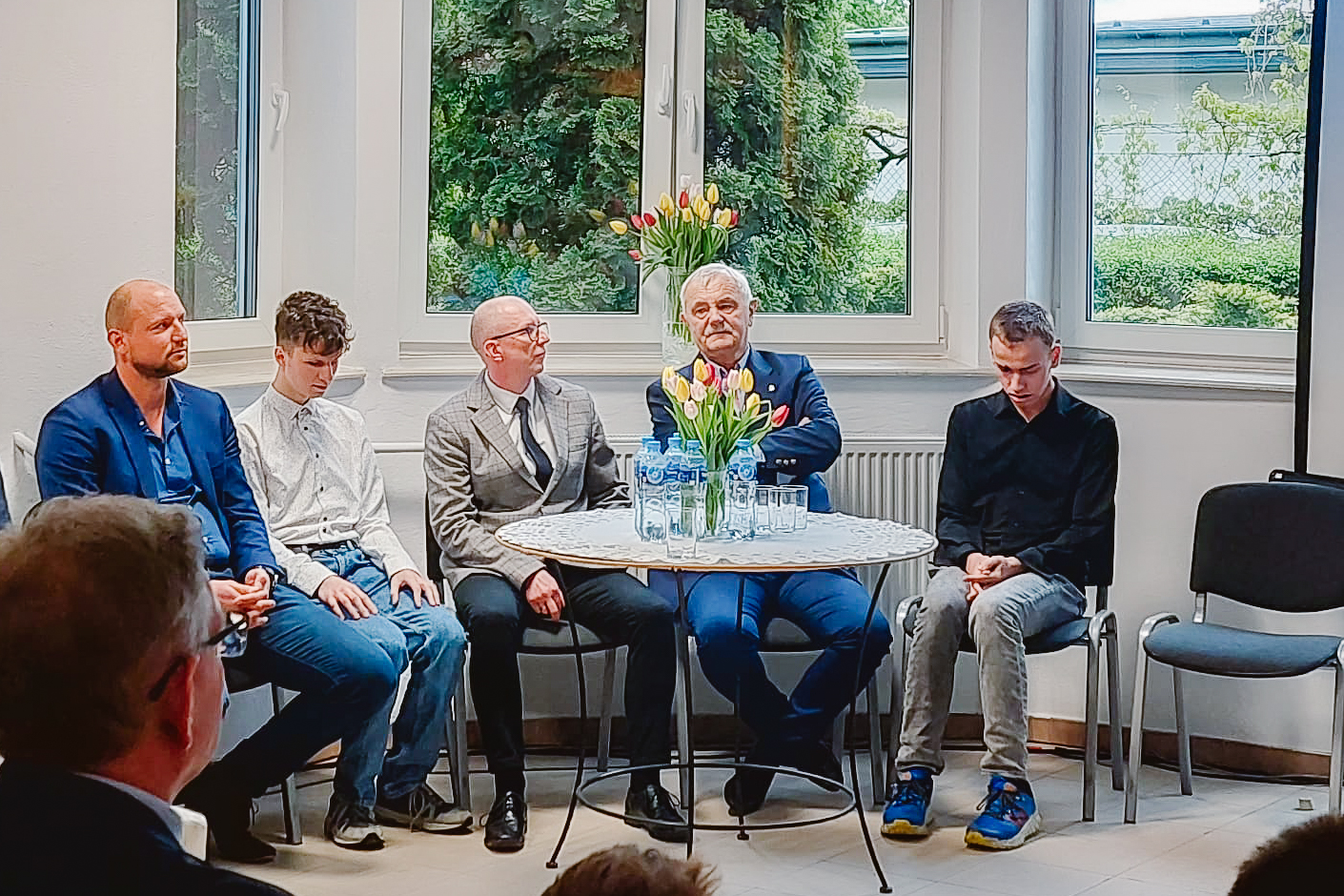 Obok siebie siedzą Krzysztof Koc, Łukasz Chabowski, Robert Mazurek, Waldemar Madej i Alex Brzozowski.