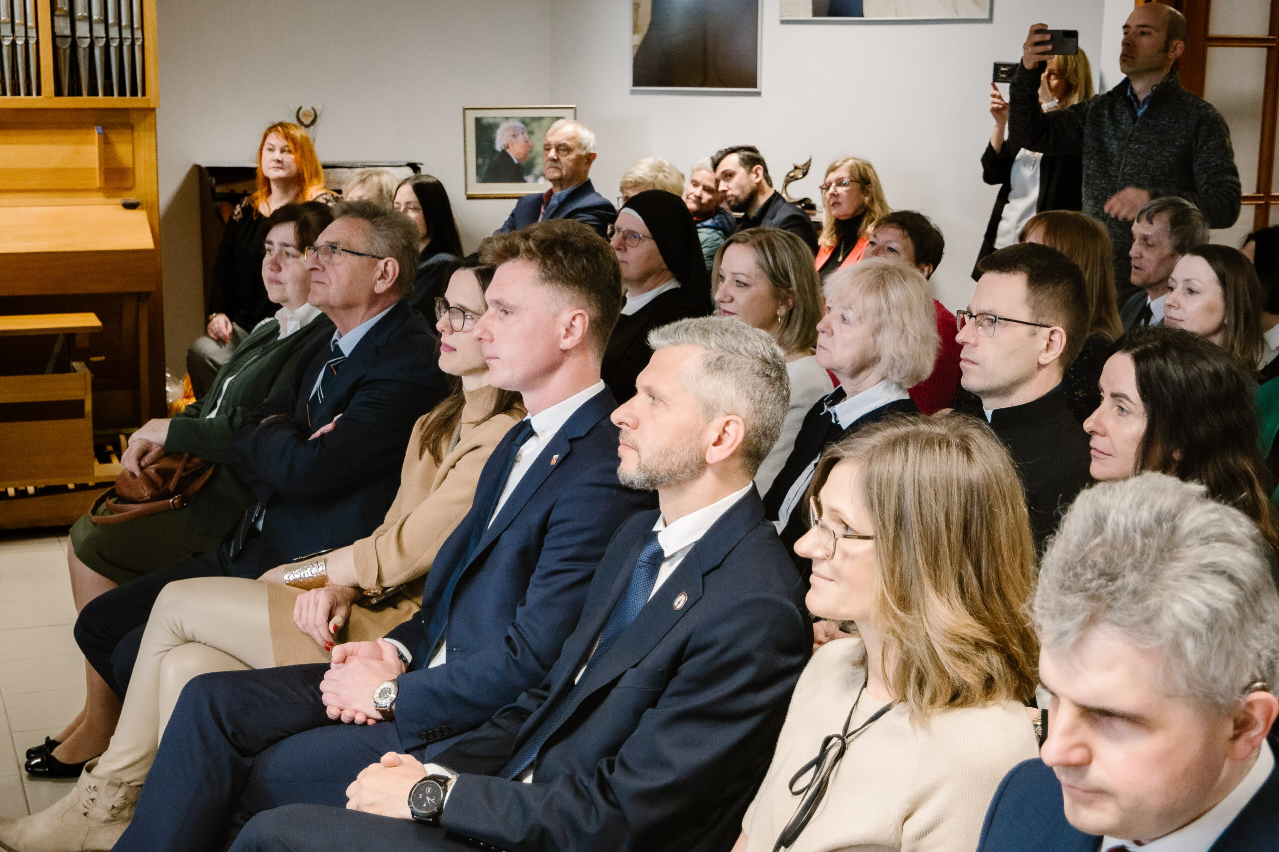 Na widowni siedzą przedstawiciele władz samorządowych.