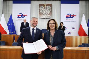 Prezes Paweł Kacprzyk i Marszałek Senatu Małgorzata Kidawa-Błońska prezentują treść uchwały.