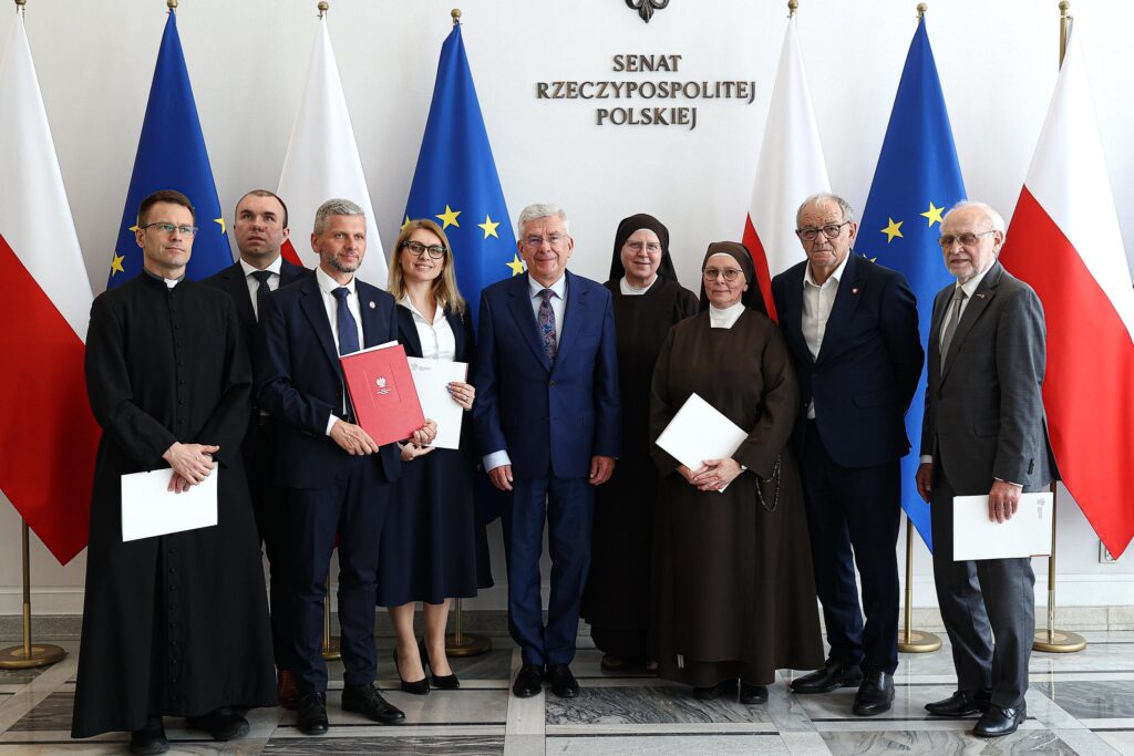 Przedstawiciele Lasek na wspólnym zdjęciu z marszałkiem Stanisławem Karczewskim.