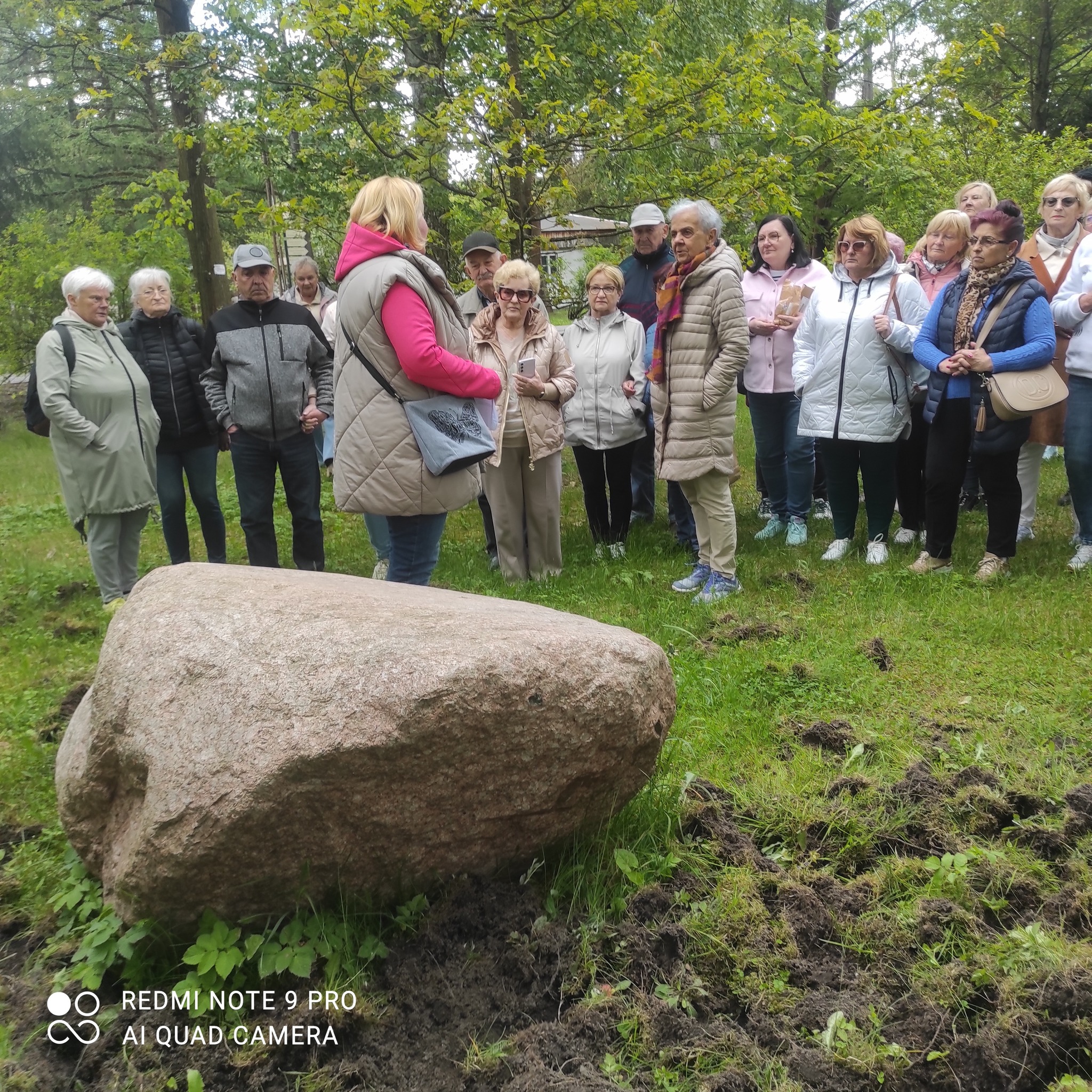Grupa słucha przewodnika