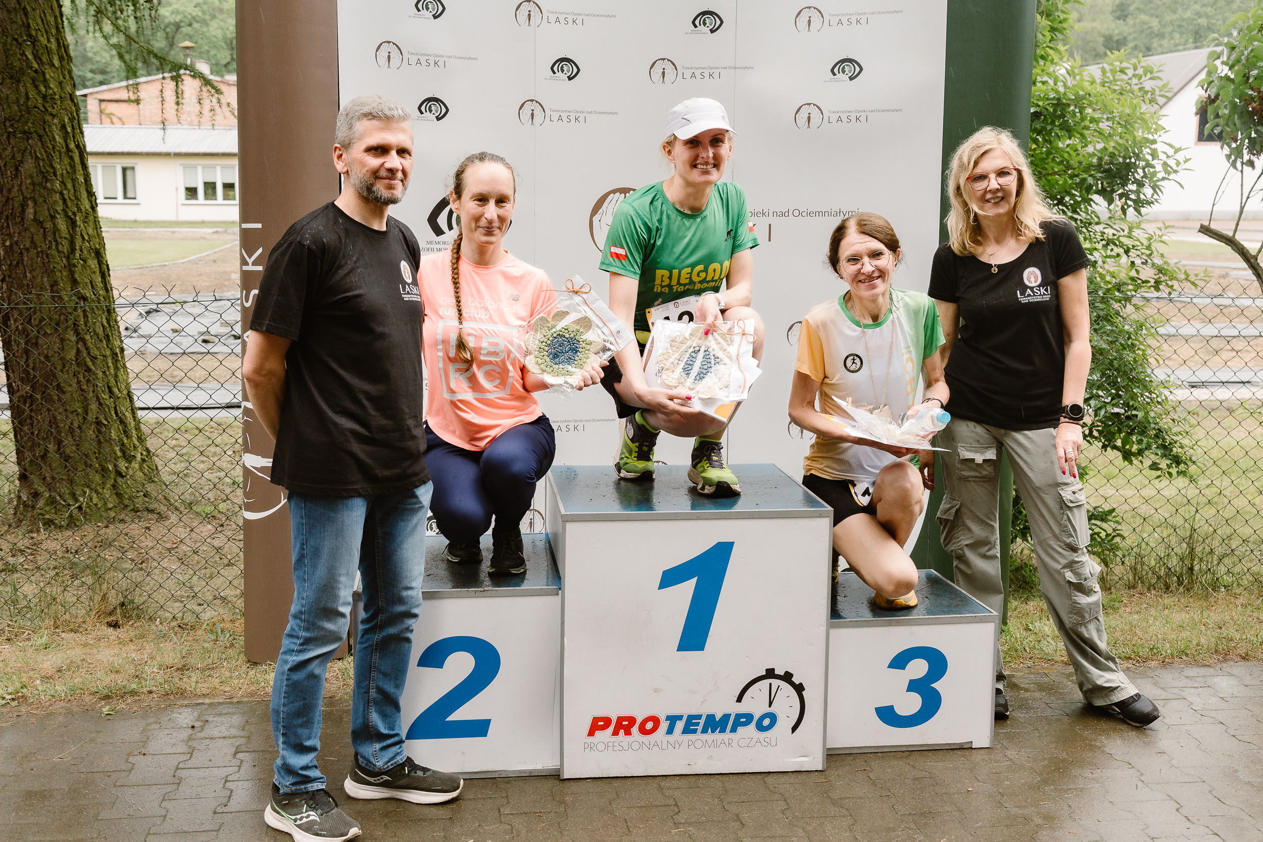 Podium ze zwyciężczyniami kategorii kobieta open.