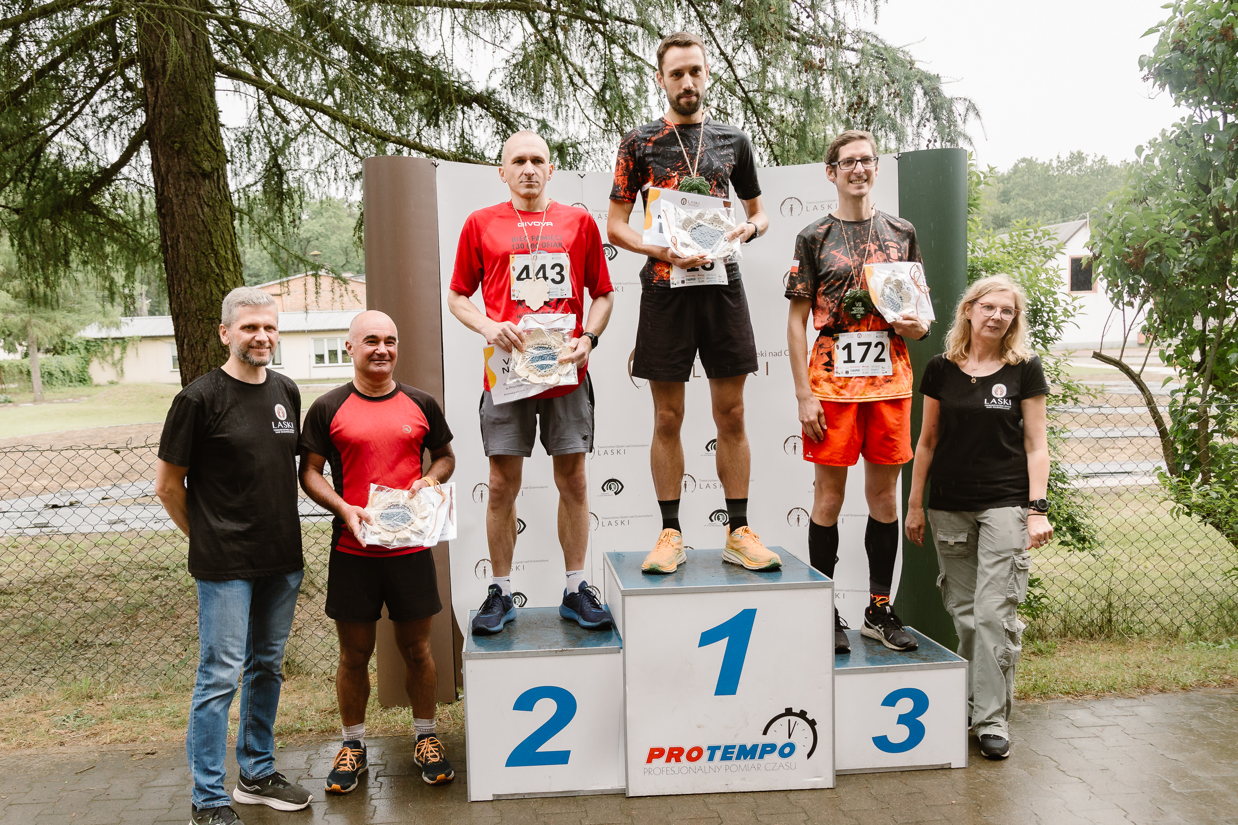 Podium ze zwycięzcami kategorii mężczyzna open.