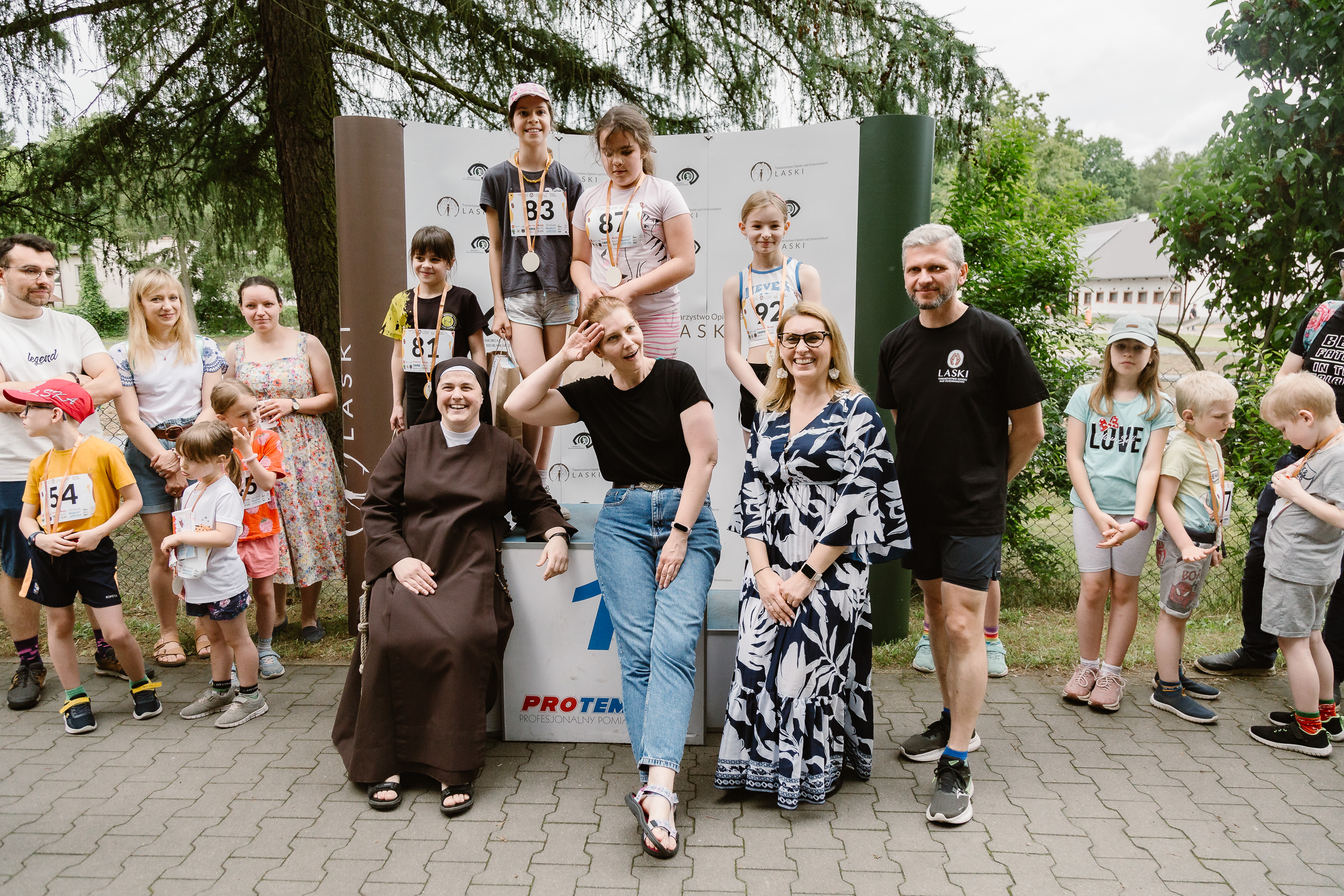 Na podium stoją dziewczynki, które wygrały bieg w swojej kategorii wiekowej.