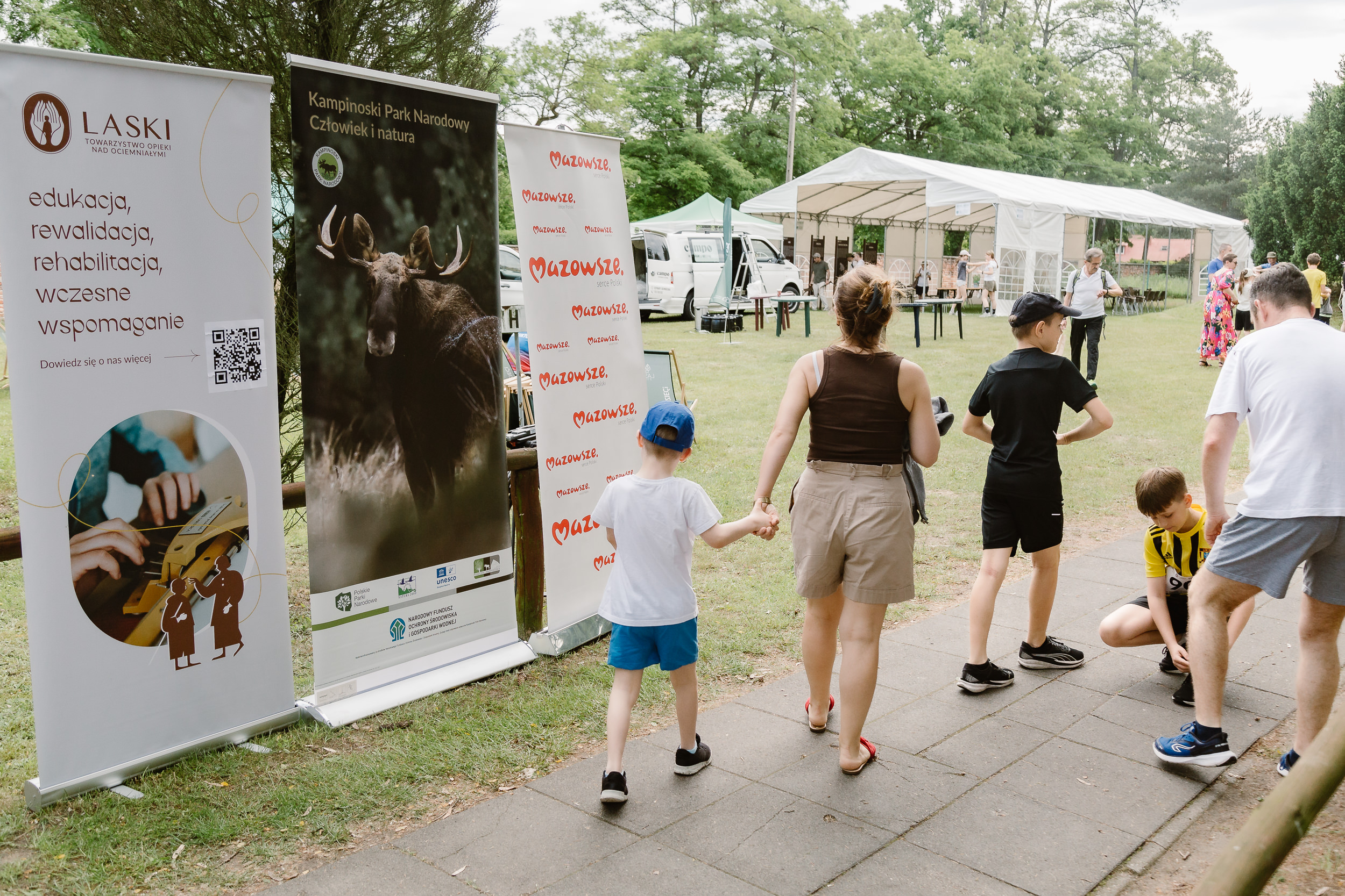 Widok na bannery z logotypami partnerów biegu: Kampinoski Park Narodowy i Mazowsze.
