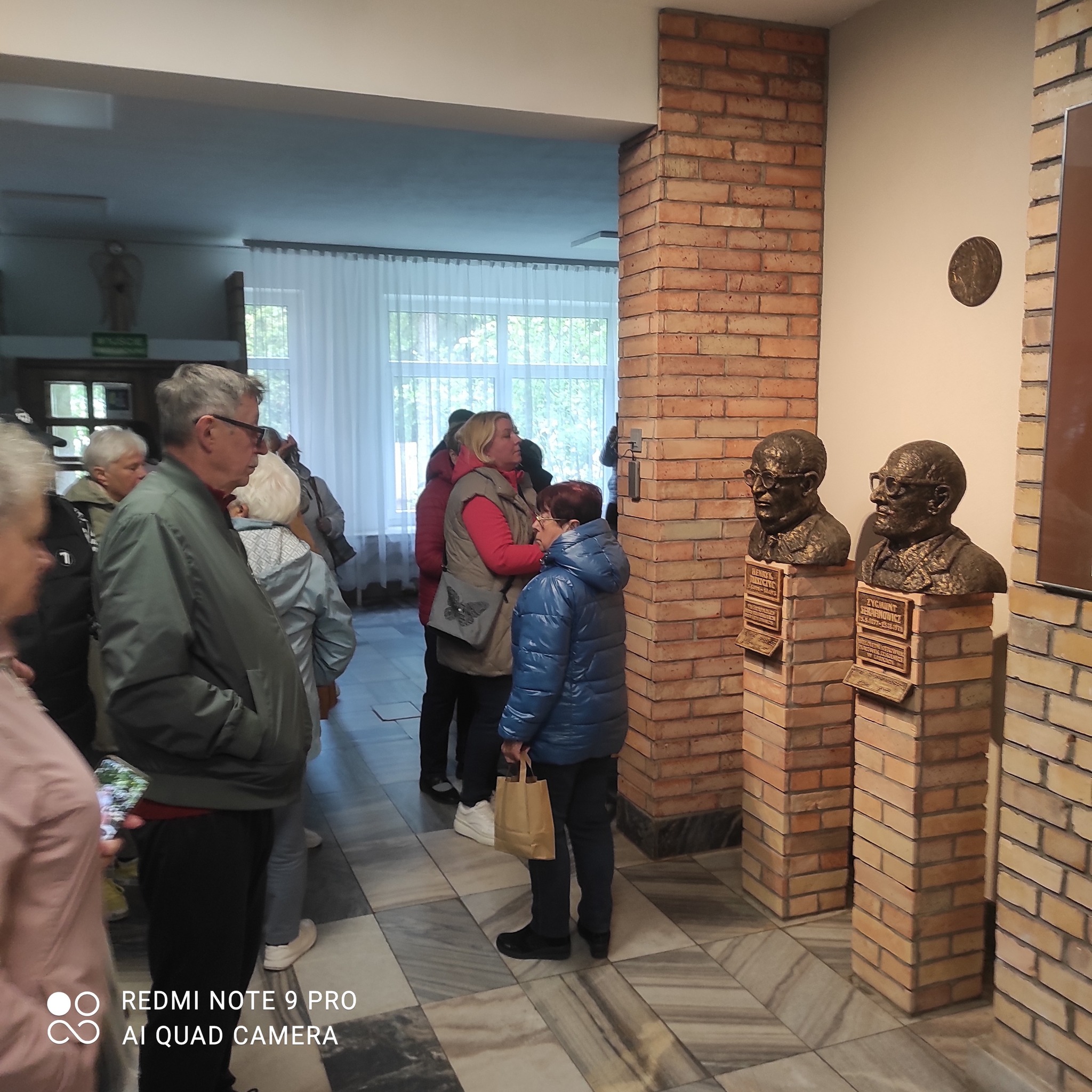 Grupa przy popiersiach w Domu Przyjaciół