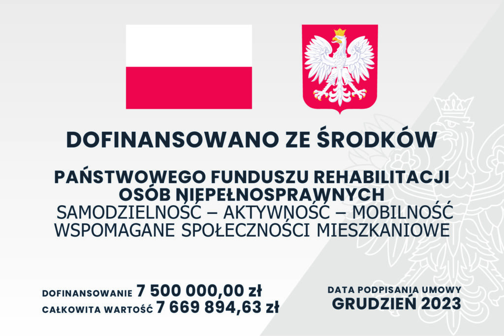 Tablica informacyjna o dofinansowaniu ze środków PFRON. Na tablicy flaga i godło Polski.