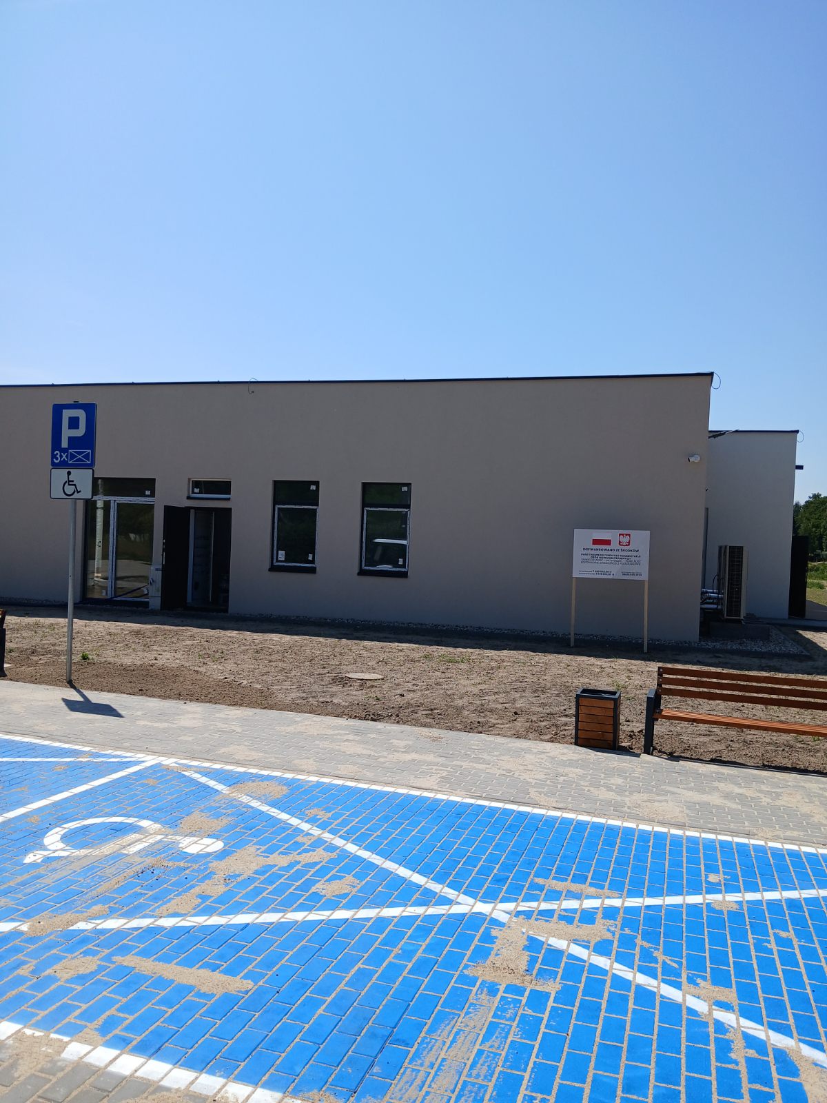 Widok na budynek WSM od stron parkingu.