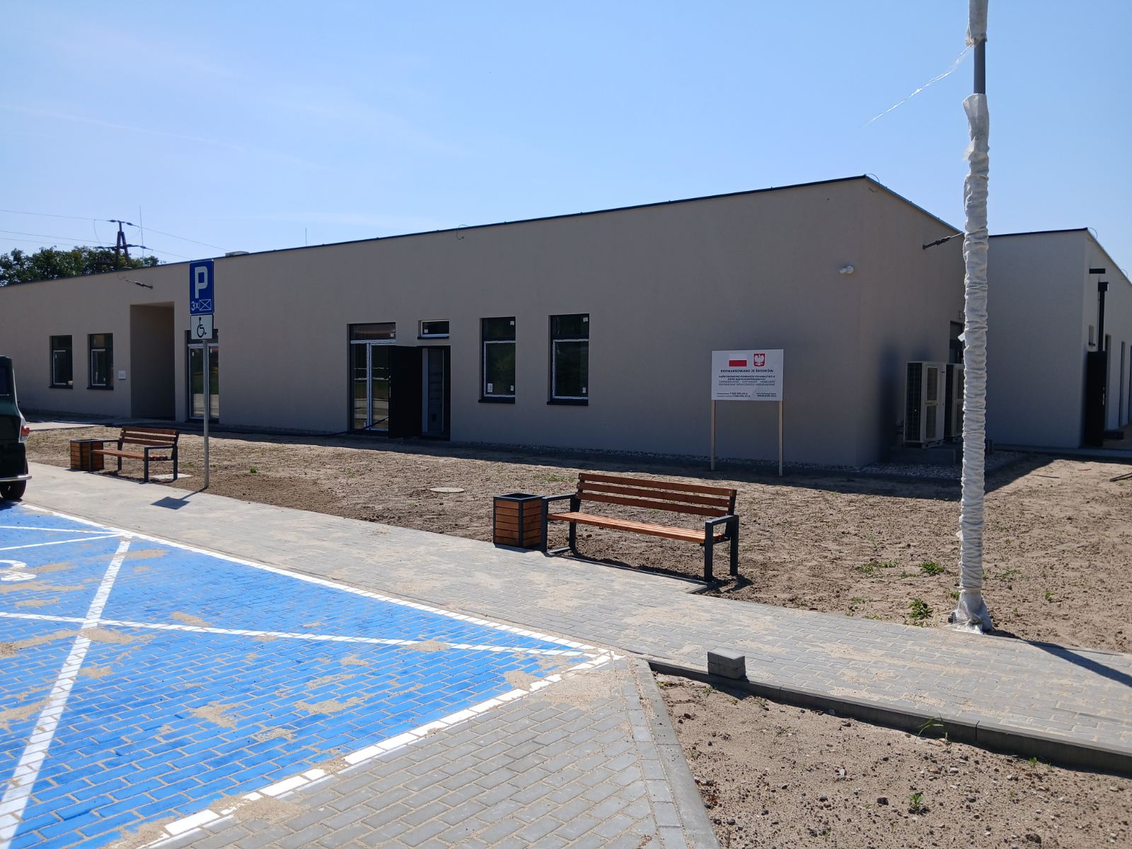 Widok na budynek WSM od stron parkingu.