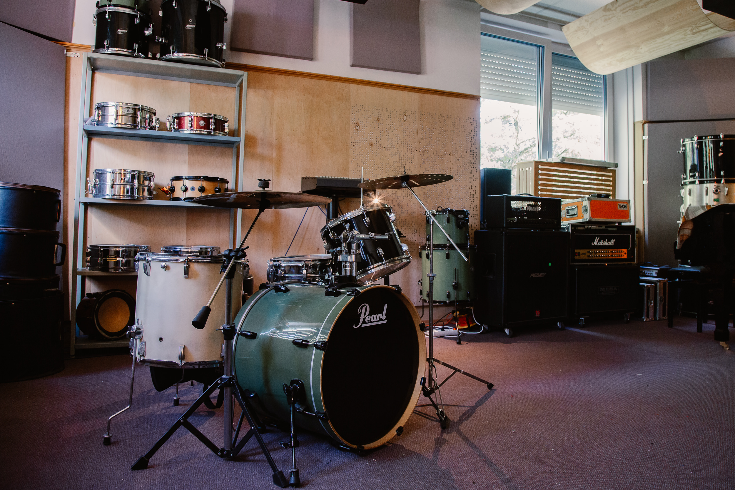Widok ogólny na studio muzyczne.