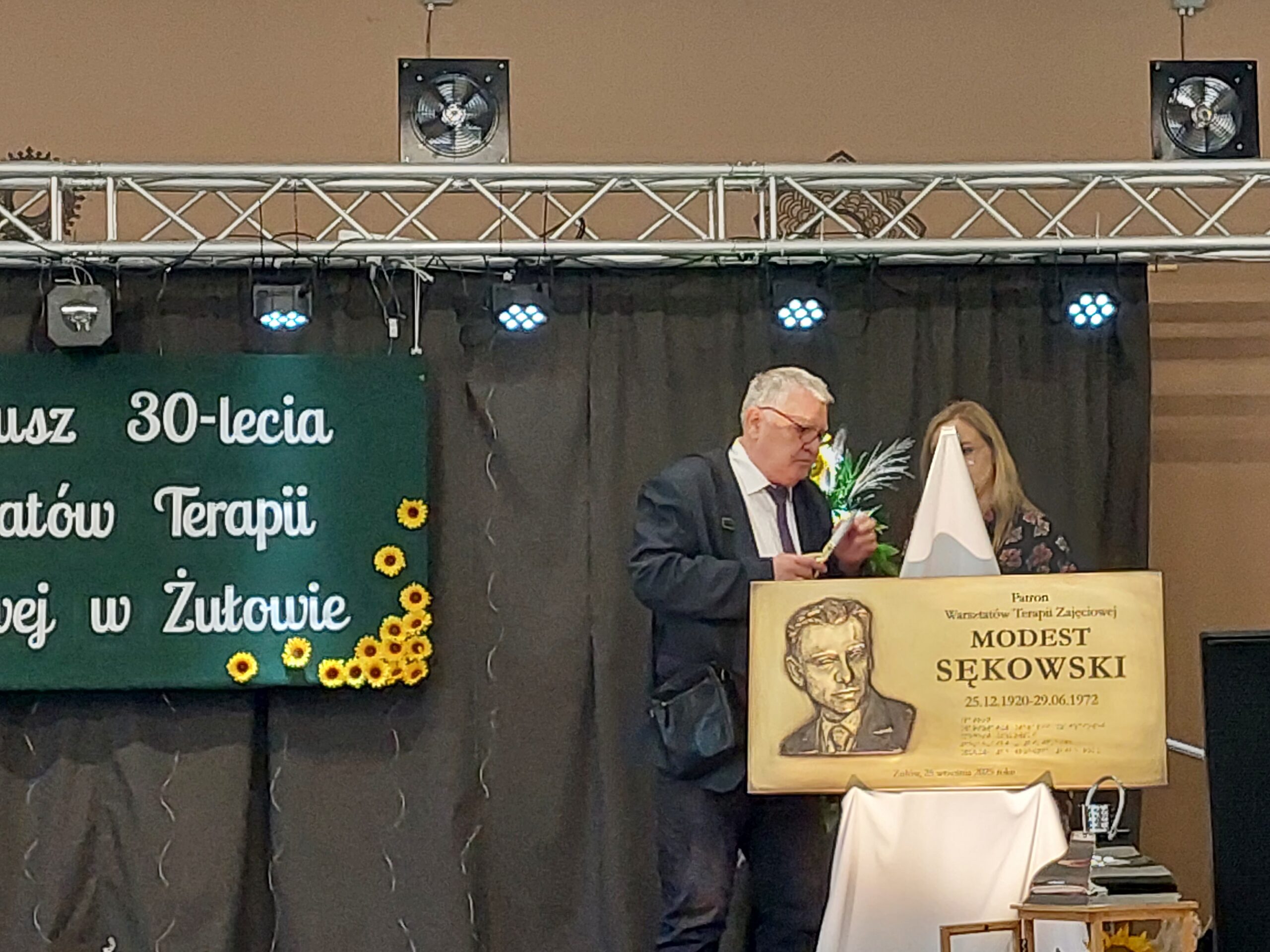 Scena z tablicą pamiątkową