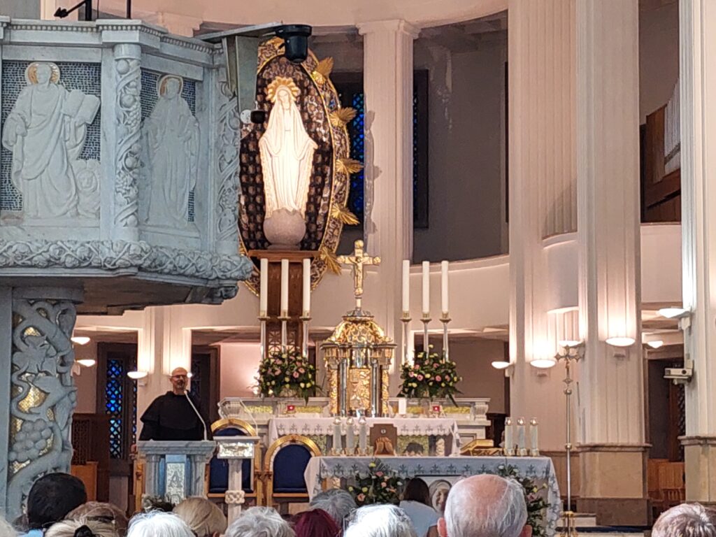 Figura Maryi w kościele