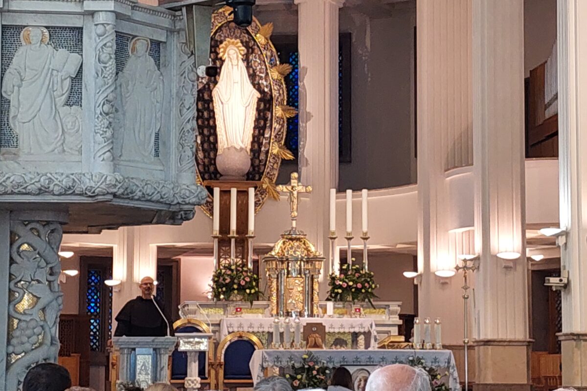 Figura Maryi w kościele