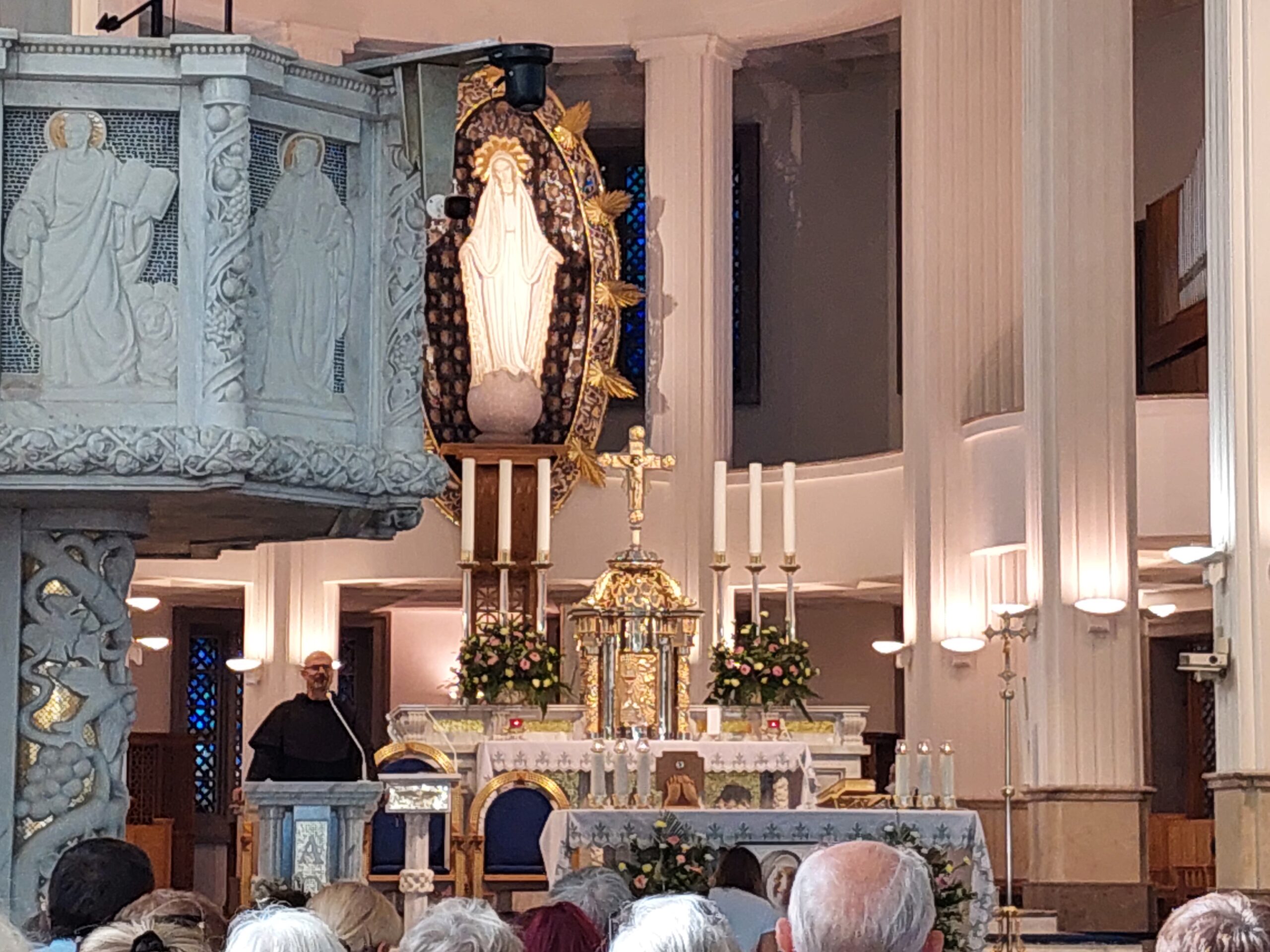Figura Maryi w kościele