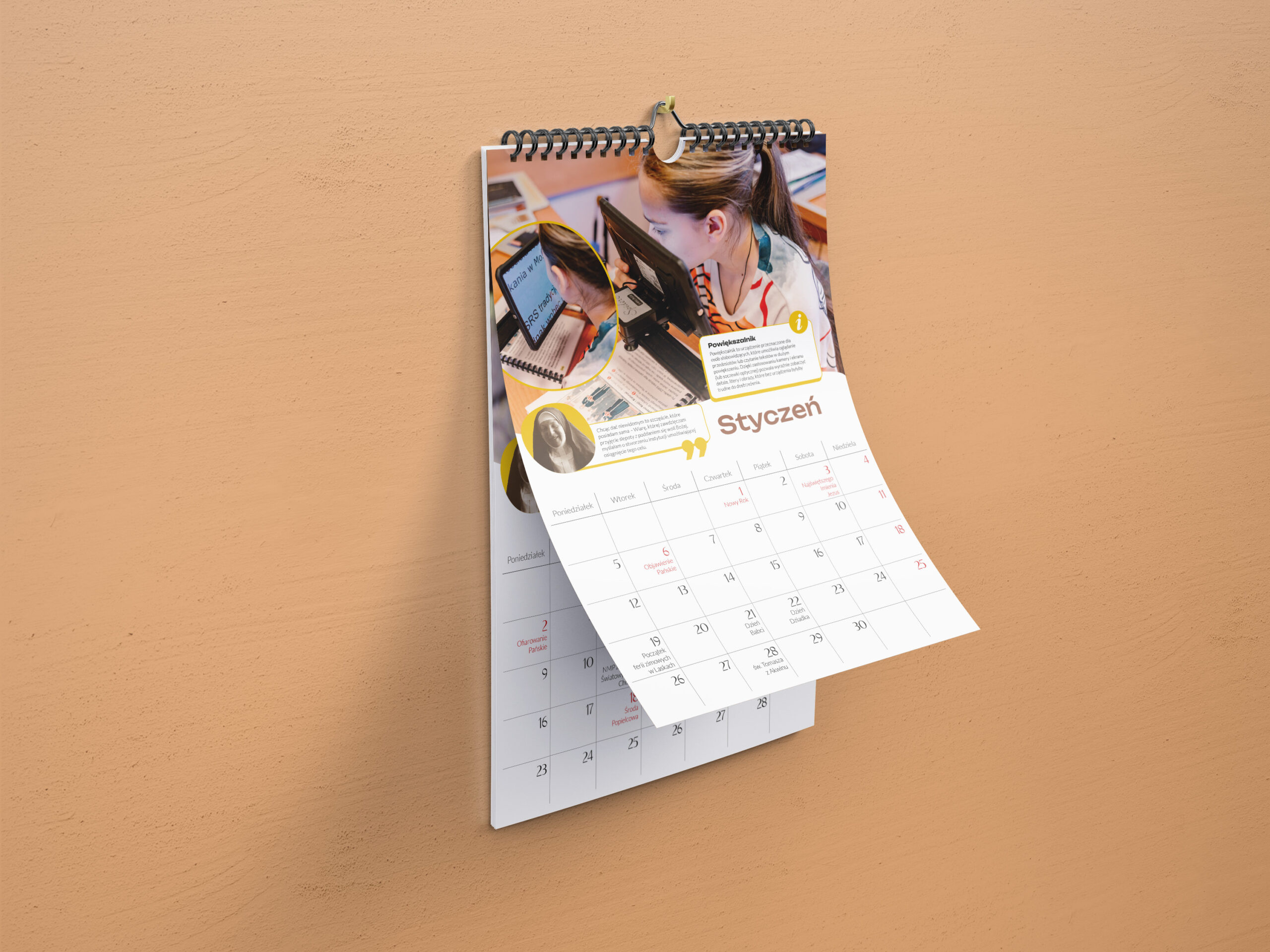 Kalendarz wiszący na ścianie