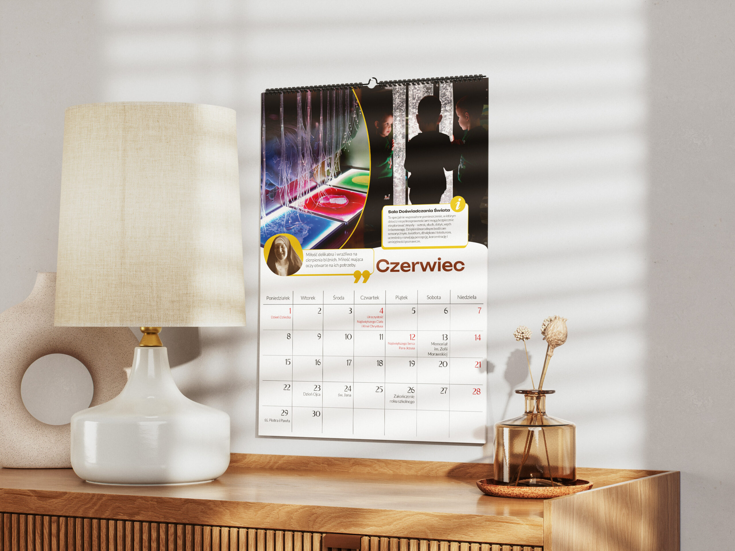Kalendarz wiszący na ścianie nad szafką