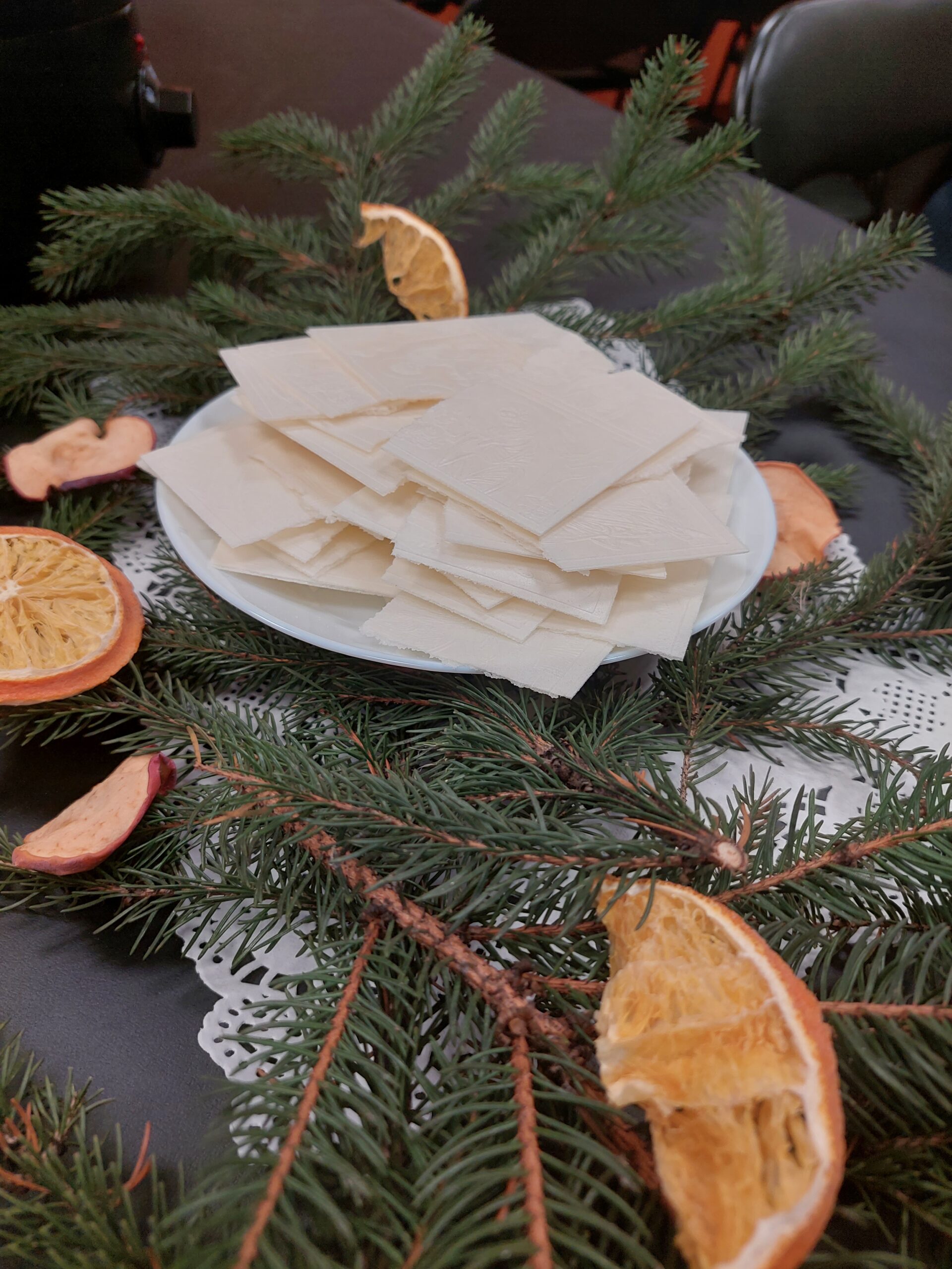 opłatki na gałązce świerku