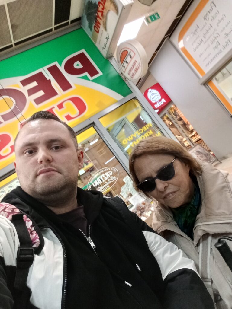 uczestnik i asystent przed wejściem do sklepu