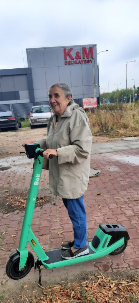 uczestnik próbujący swoich sił w staniu w równowadze na hulajnodze elektrycznej