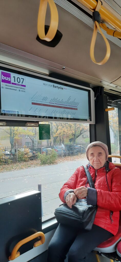 siedzący uczestnik podczas podróży w autobusie