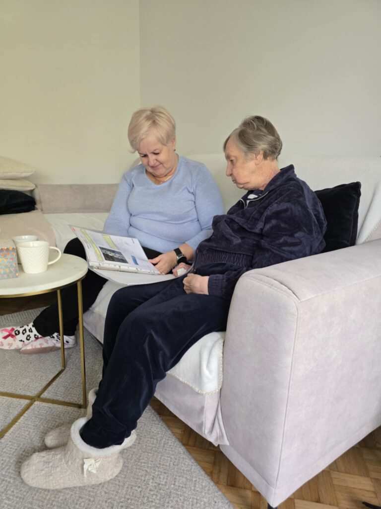 asystent czytający czasopismo uczestnikowi